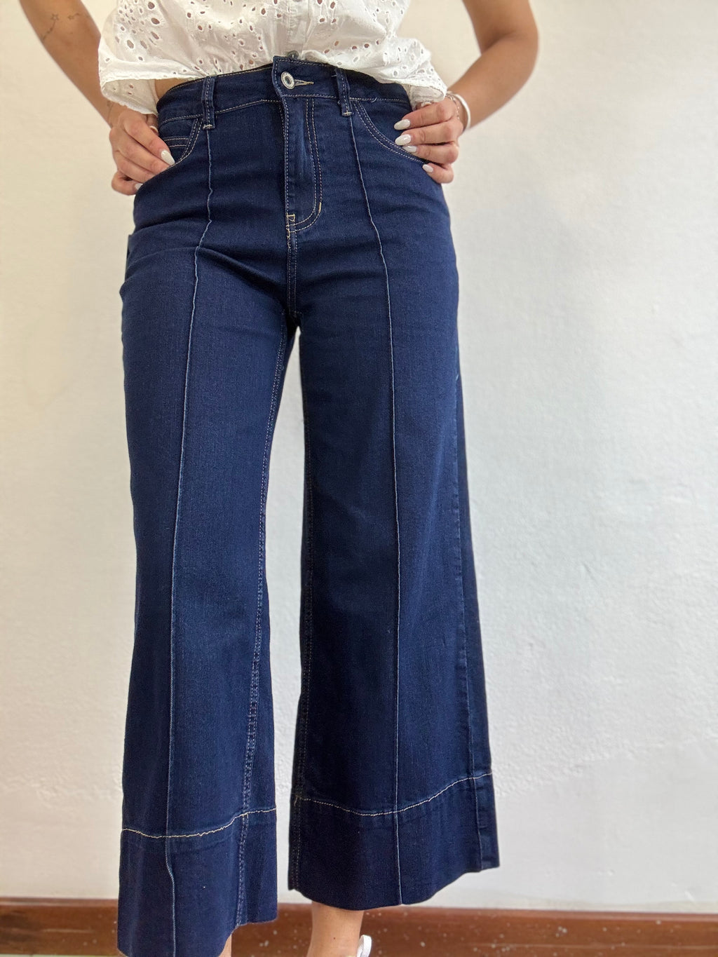 Il jeans elasticizzato alla caviglia con la cucitura davanti