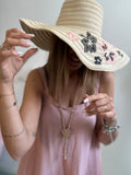 Il cappello di paglia coi fiori rosa