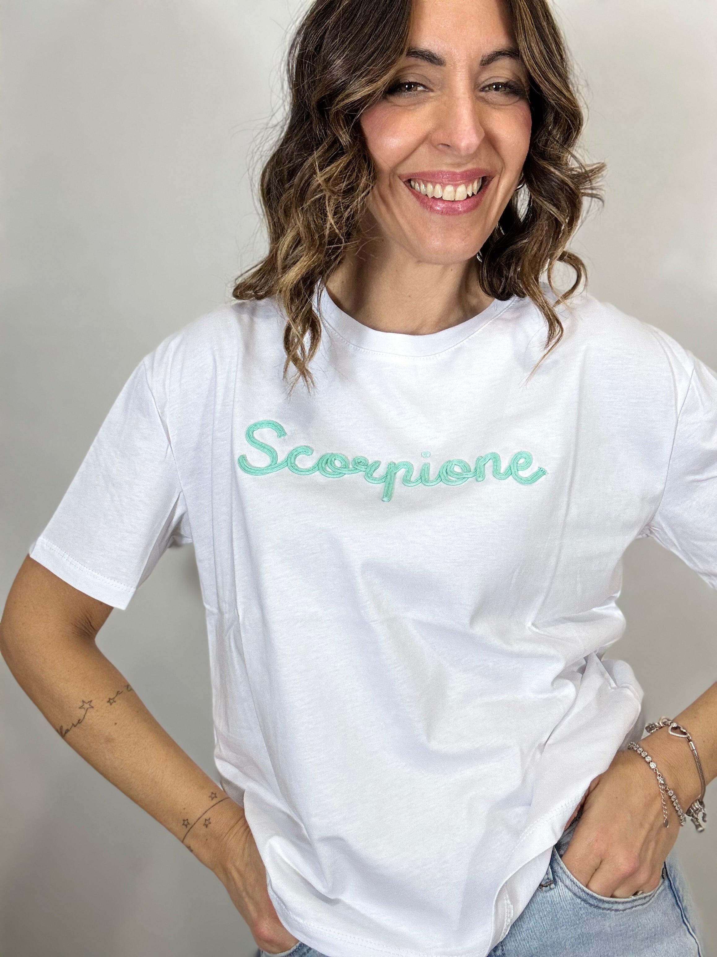 La T shirt LUMINA coi segni zodiacali