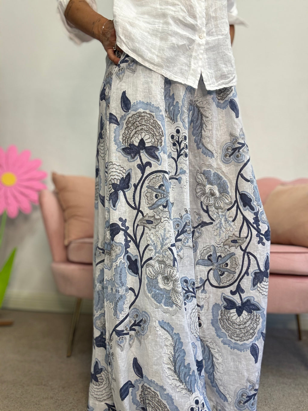 Il pantalone in lino coi fiori blu