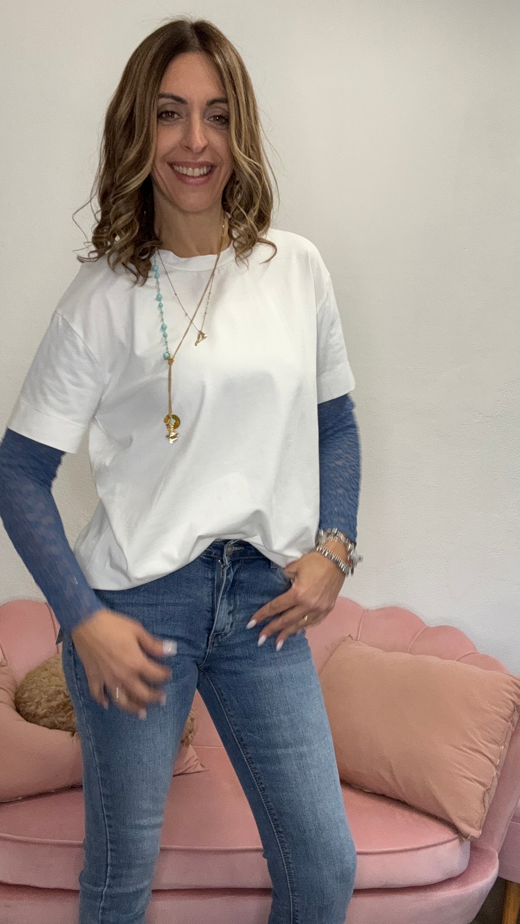 La t-shirt con le maniche di pizzo