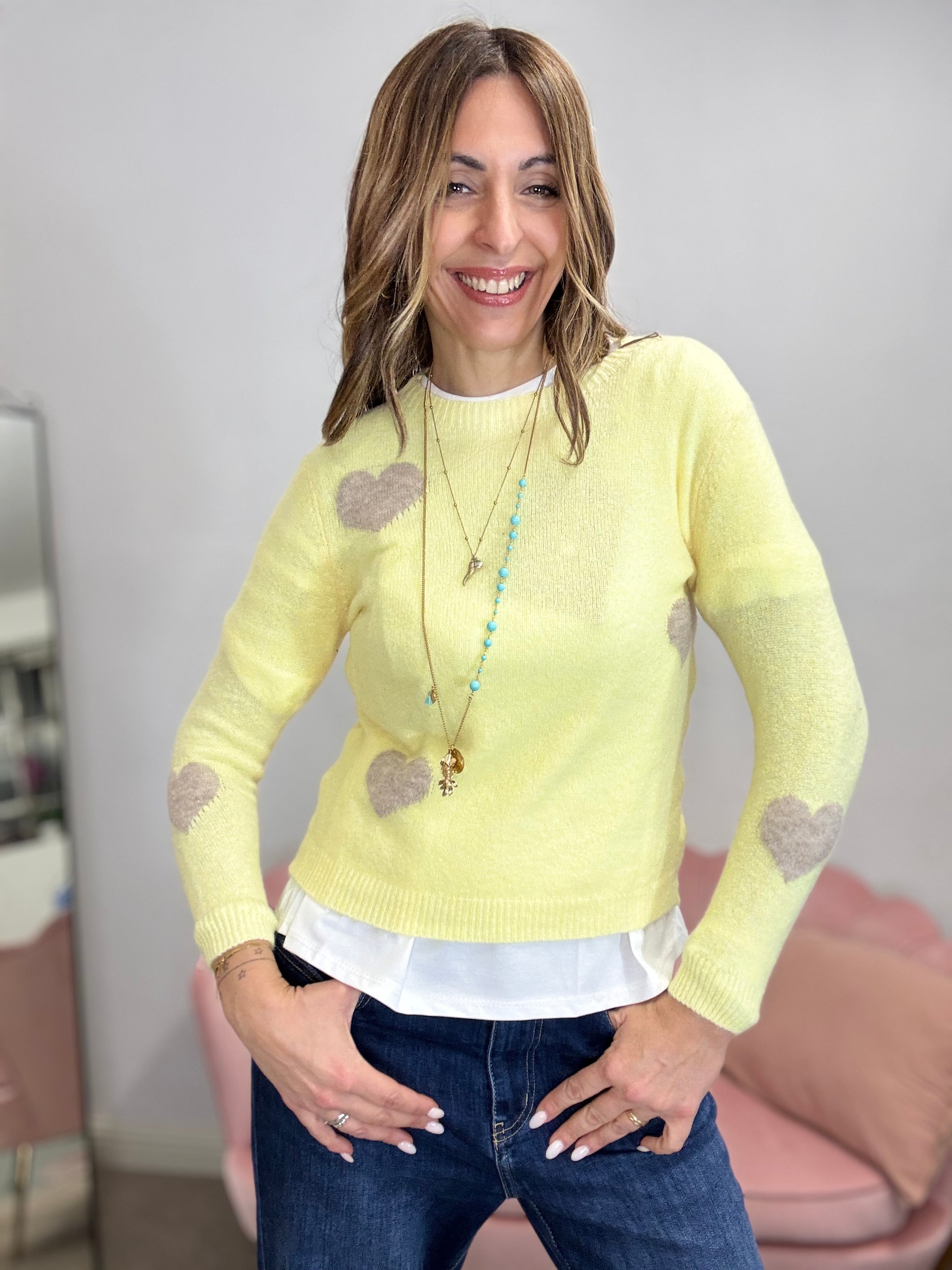 Il pull con i cuori beige