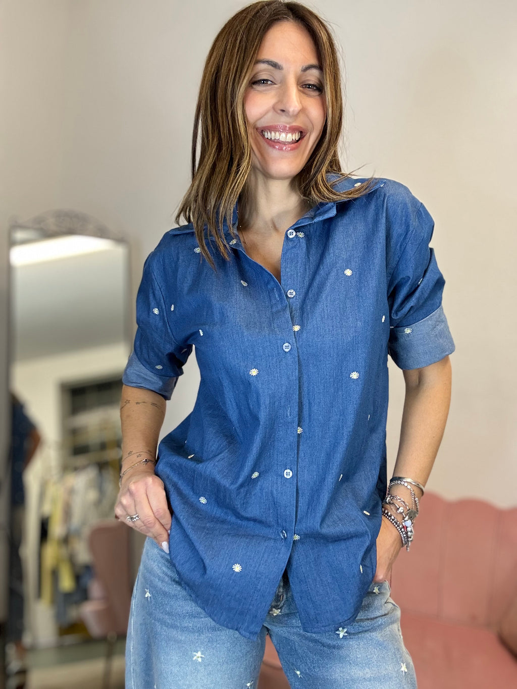 La camicia con le margherite gialle