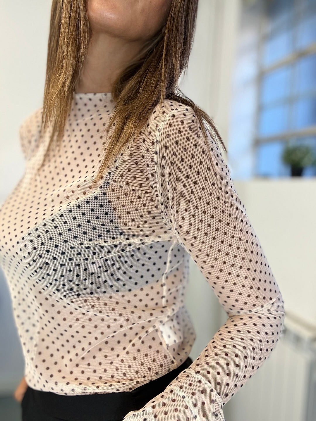 La blusa in tulle a pois