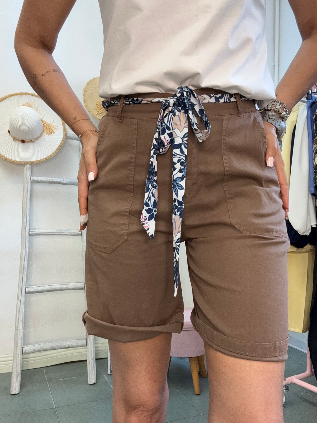 Lo shorts caramella con la cintura raso
