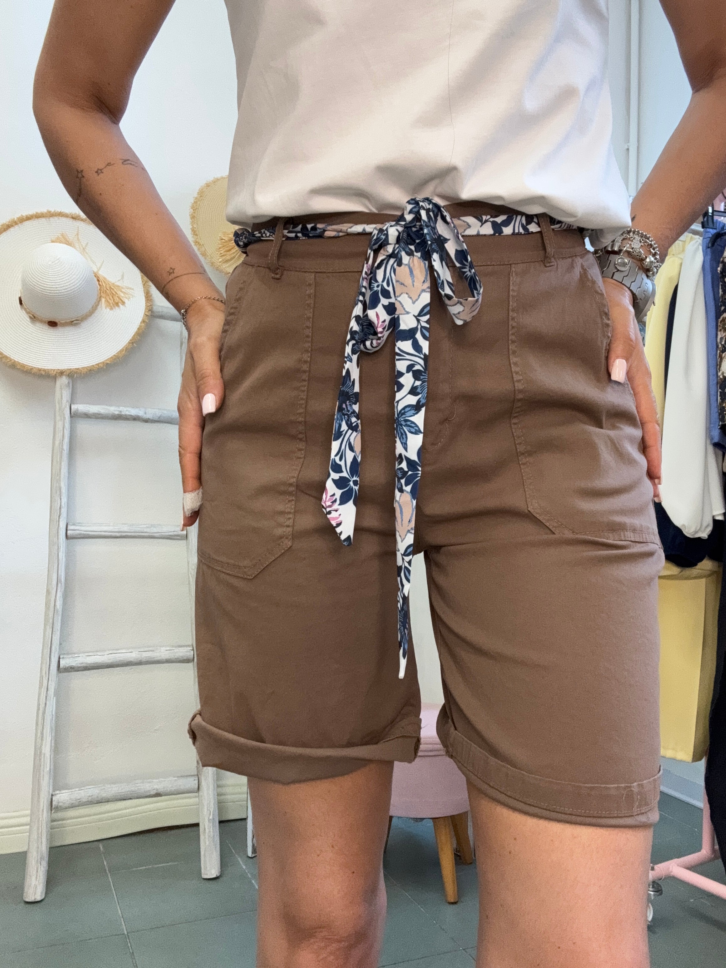 Lo shorts caramella con la cintura raso