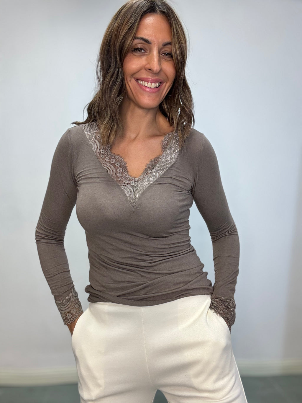 La cachmiretta col pizzo sullo scollo