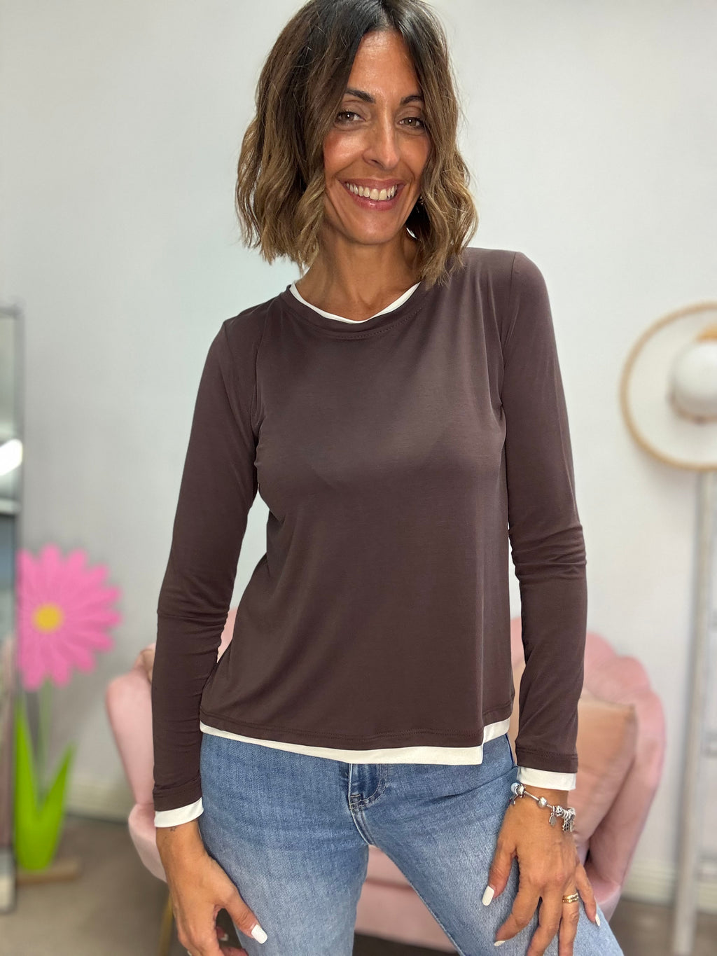 La t-shirt viscosa con i bordini a contrasto