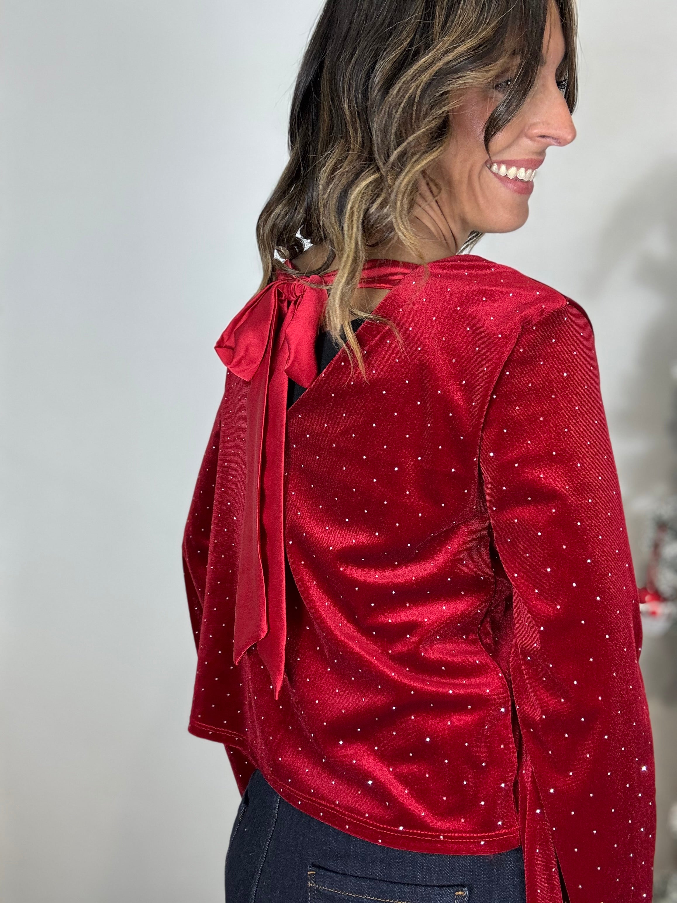 La camicia in velluto con gli strasse e il fiocco
