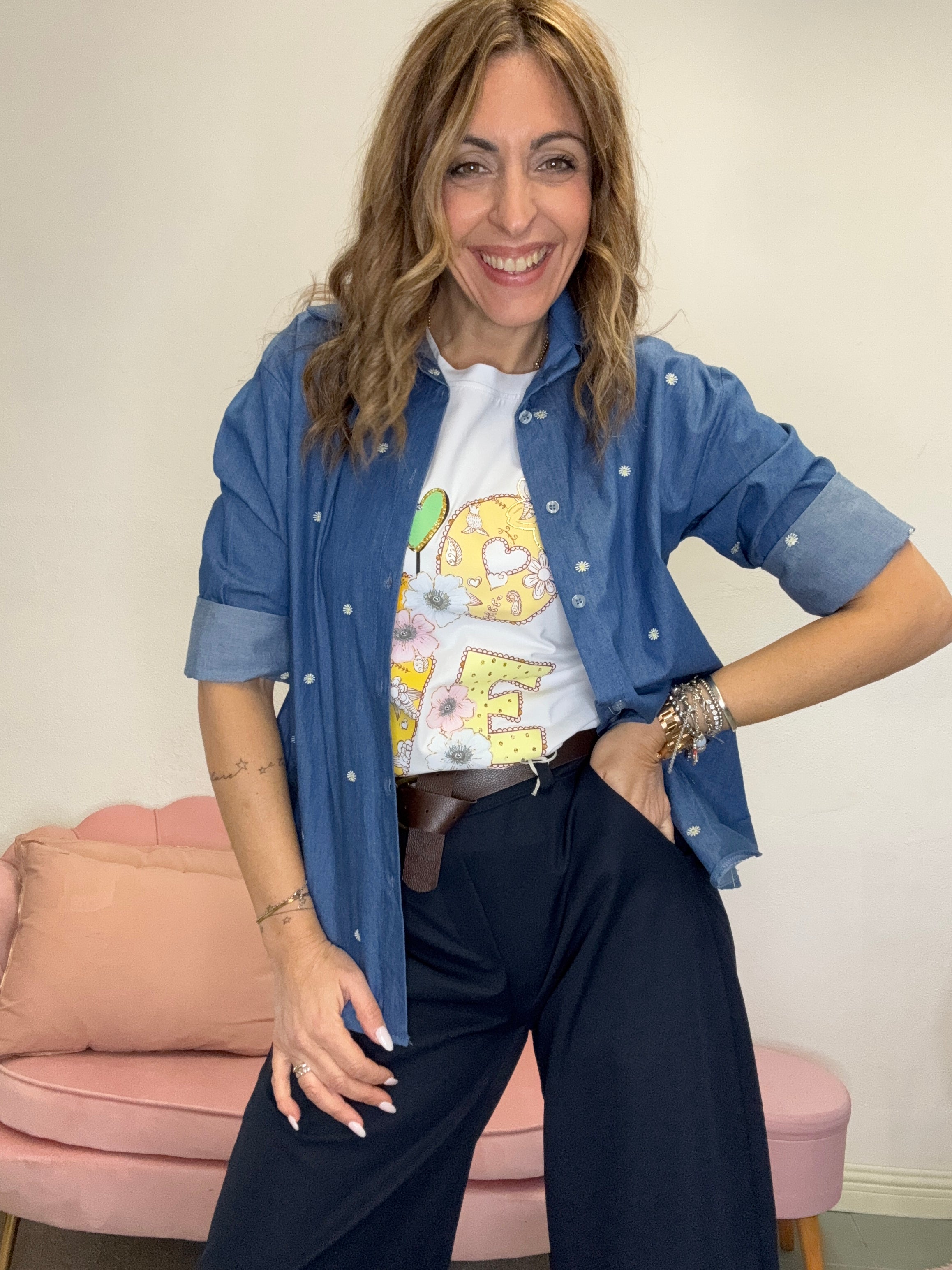 La camicia con le margherite gialle