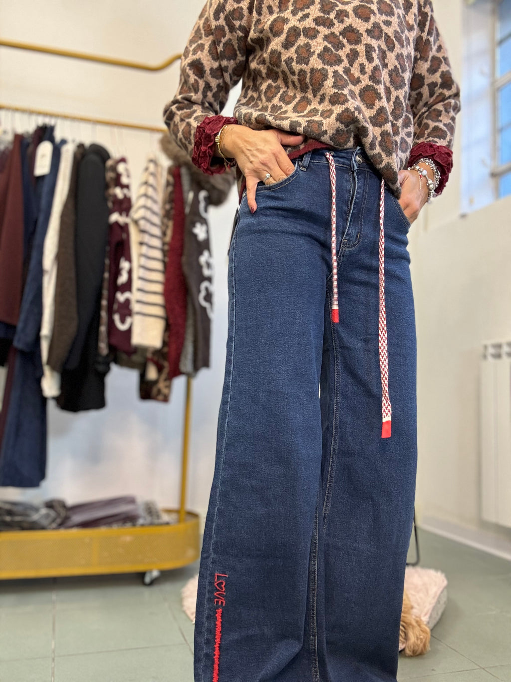 Il jeans coi profili rossi