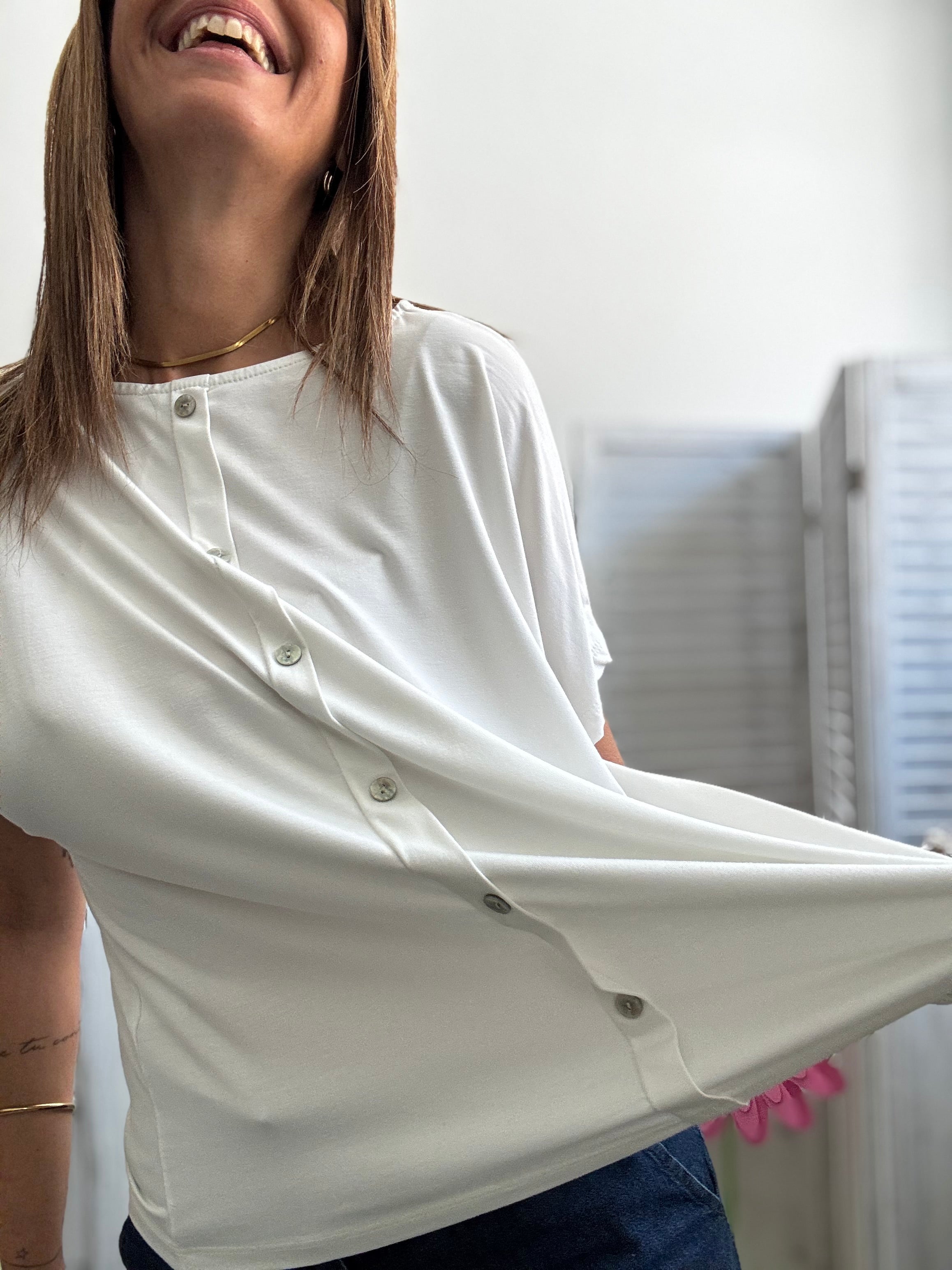 La t-shirt comoda coi bottoncini