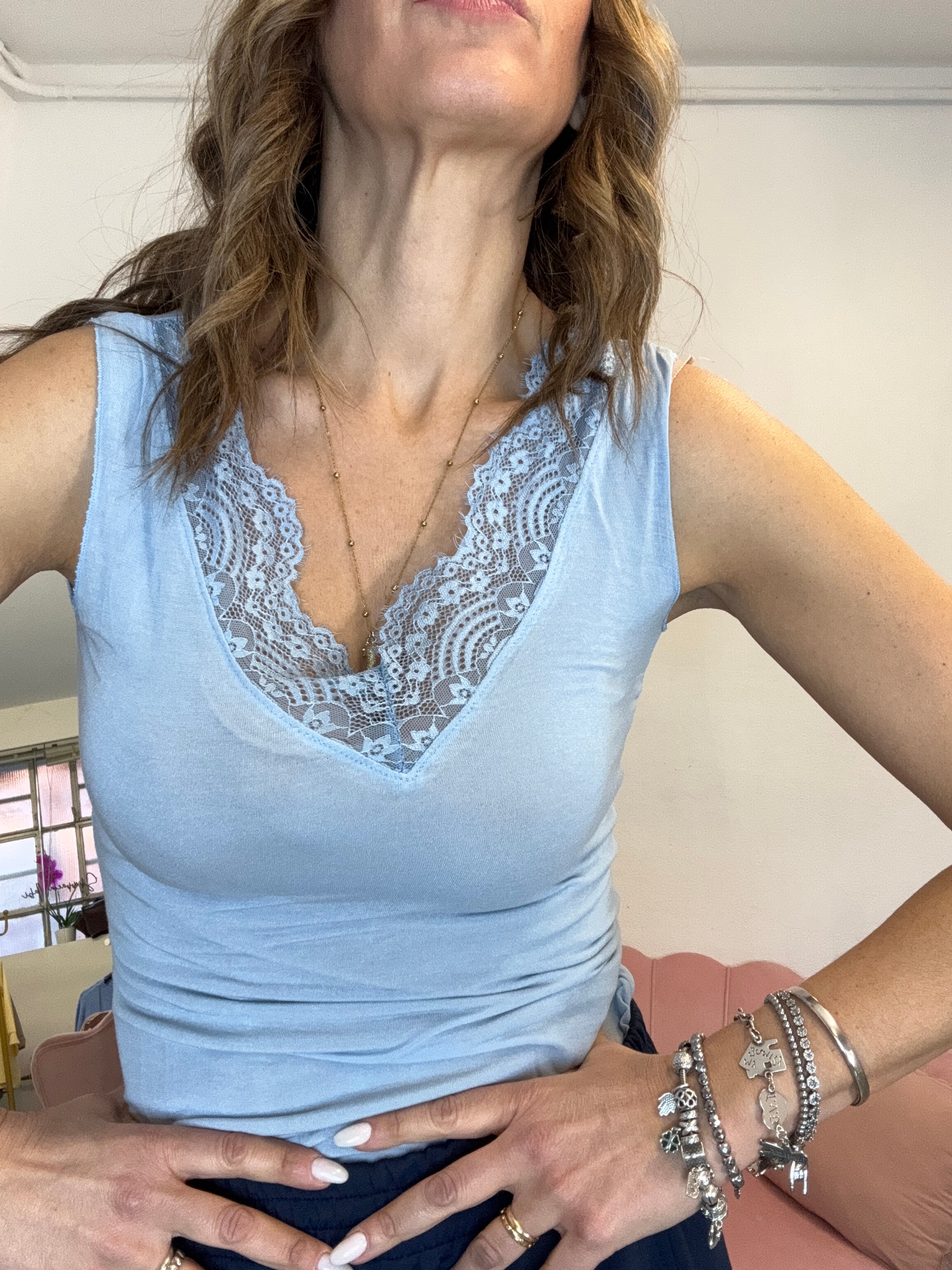 La canotta Cachemiretta col pizzo