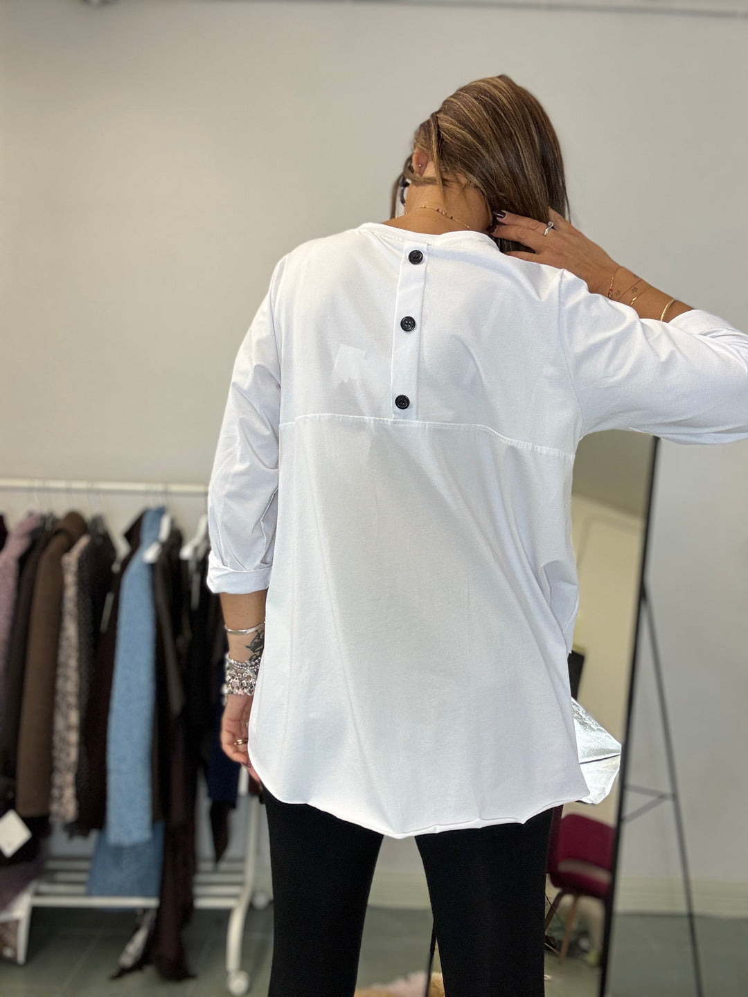 La maxi t-shirt coi bottoni dietro