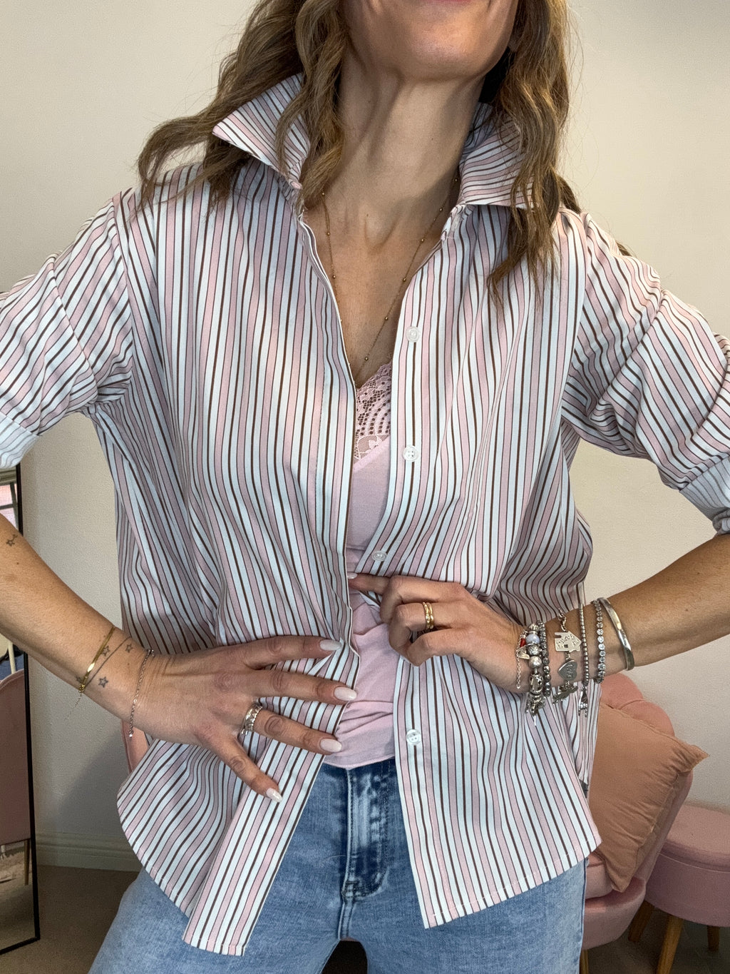 La camicia cotone bianca e rosa