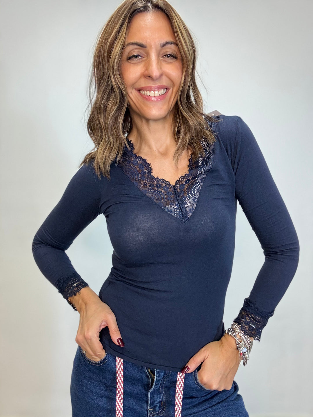 La cachmiretta col pizzo sullo scollo