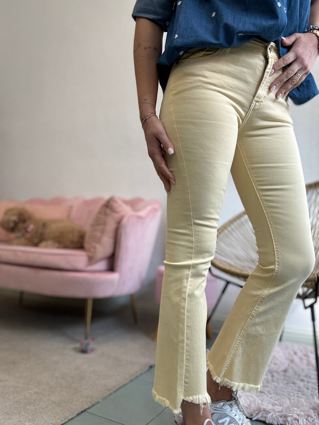 Il jeans zampetta con le frangette giallo burro