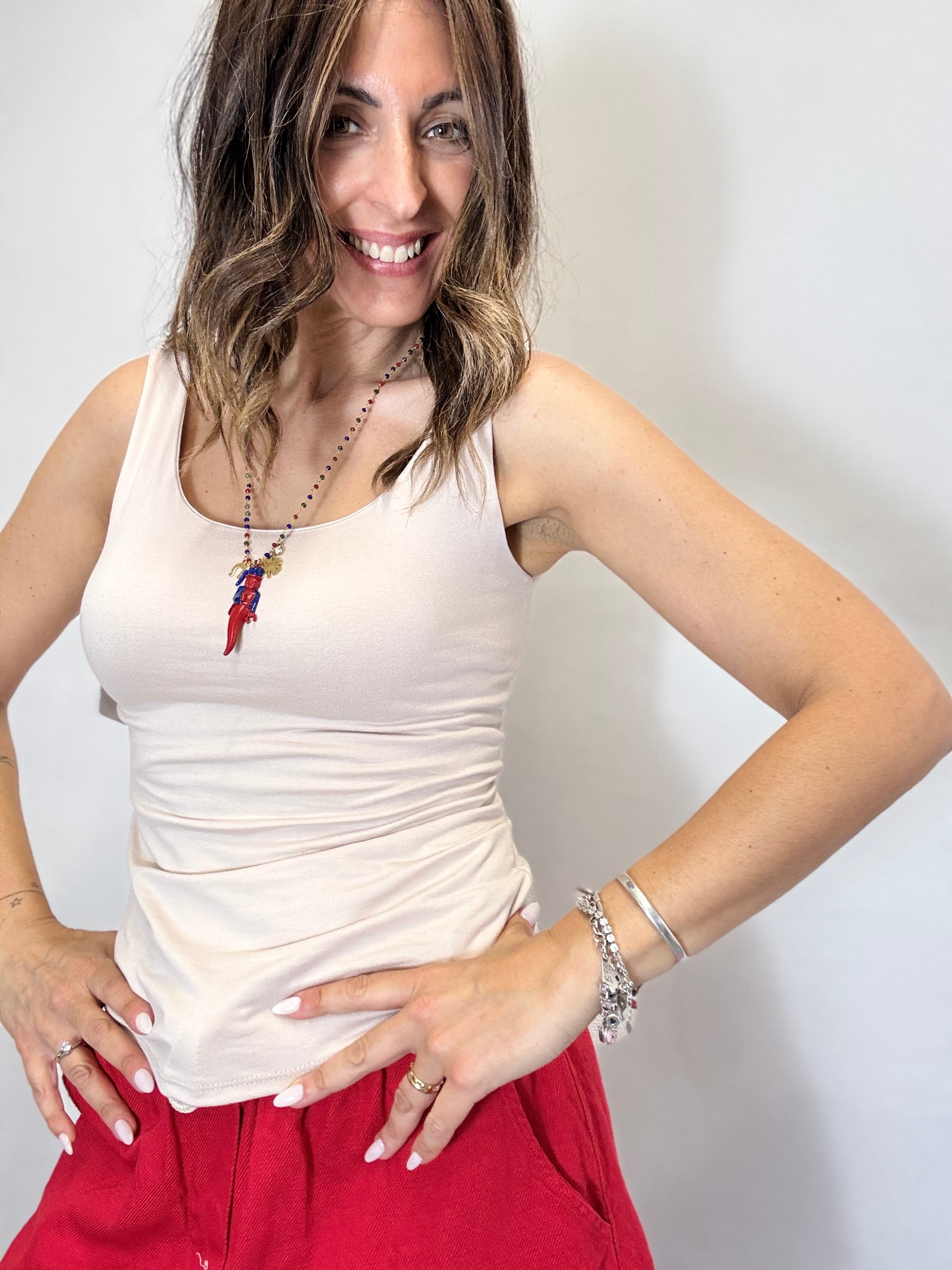 La canotta basica spalla larga ( tanti colori )