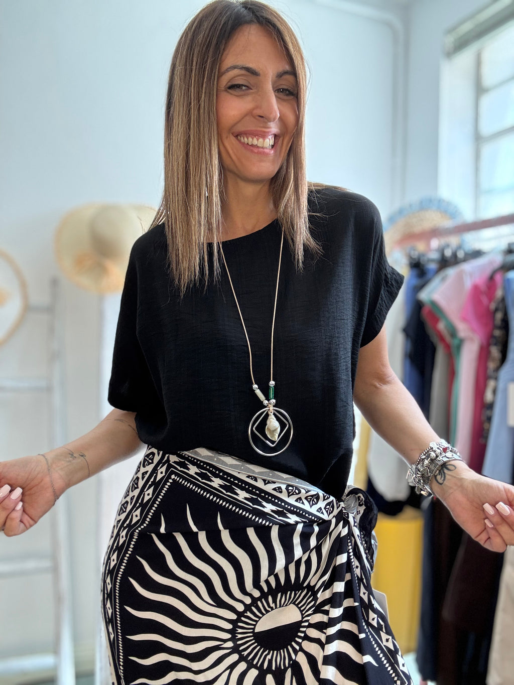 La blusa con la collana