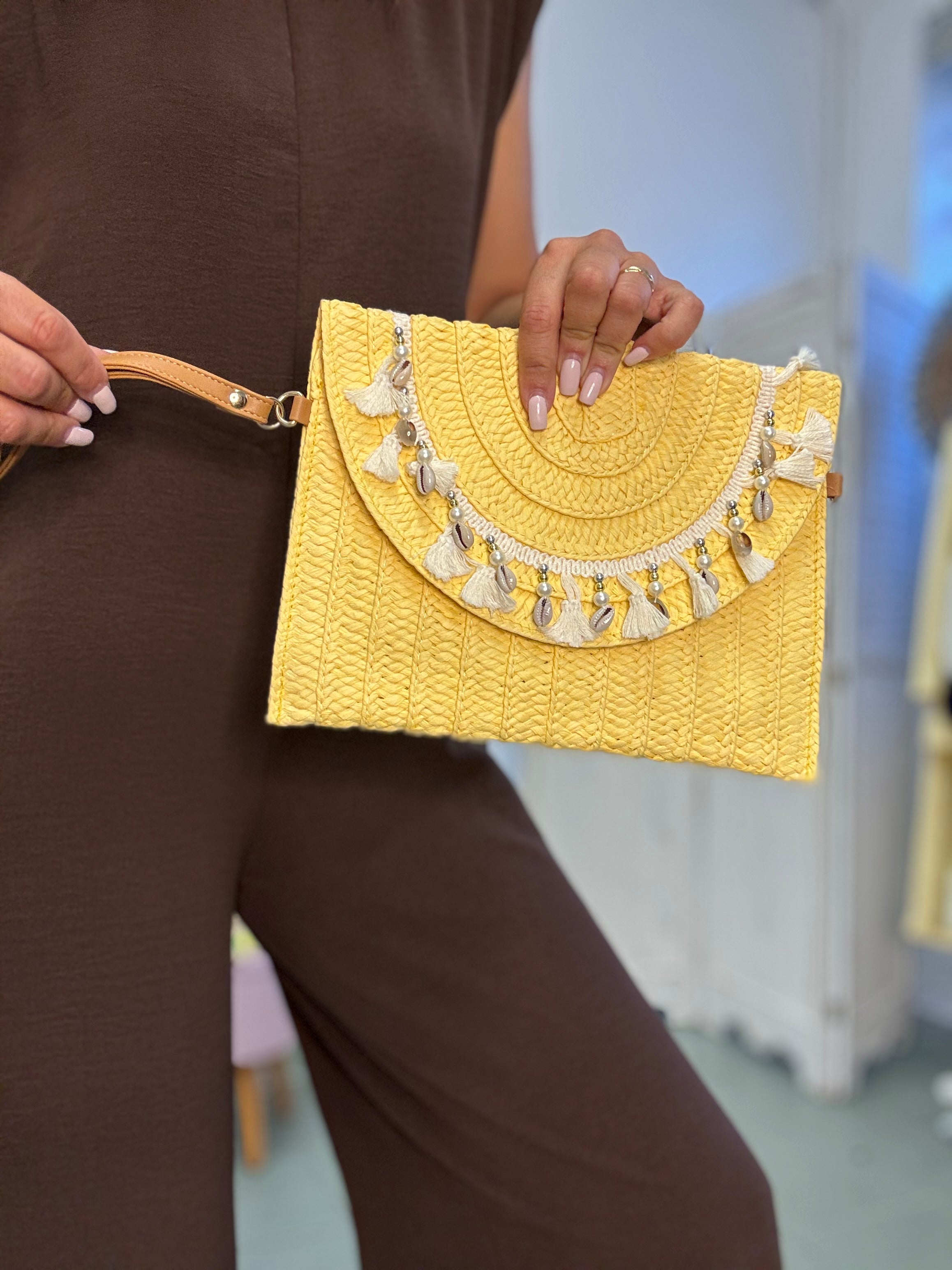La pochette in paglia con la tracolla