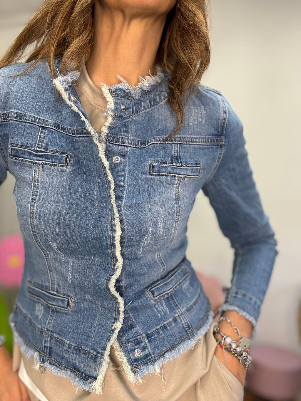 Giubbino in jeans con le frangette denim chiaro