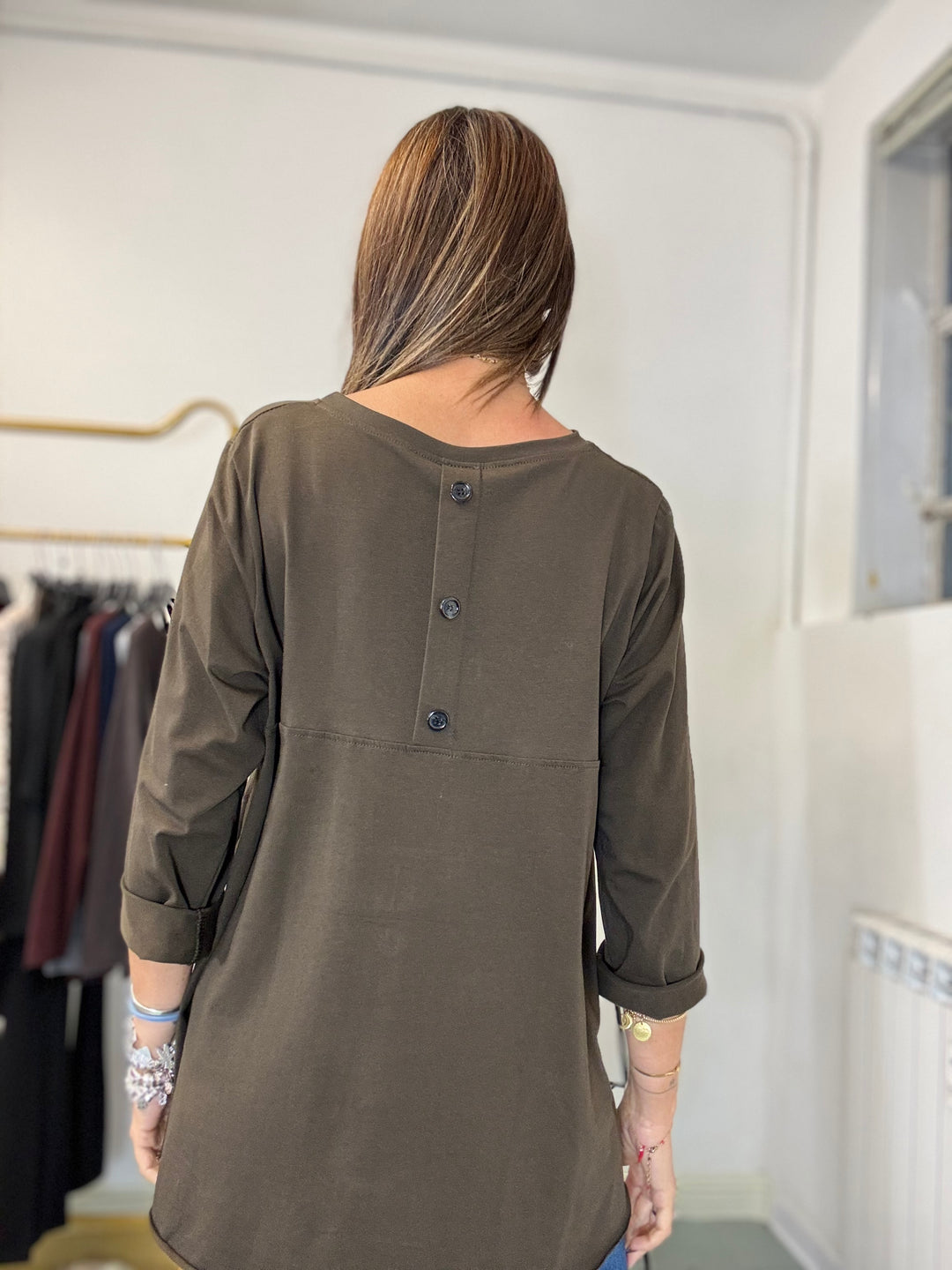 La maxi t-shirt coi bottoni dietro