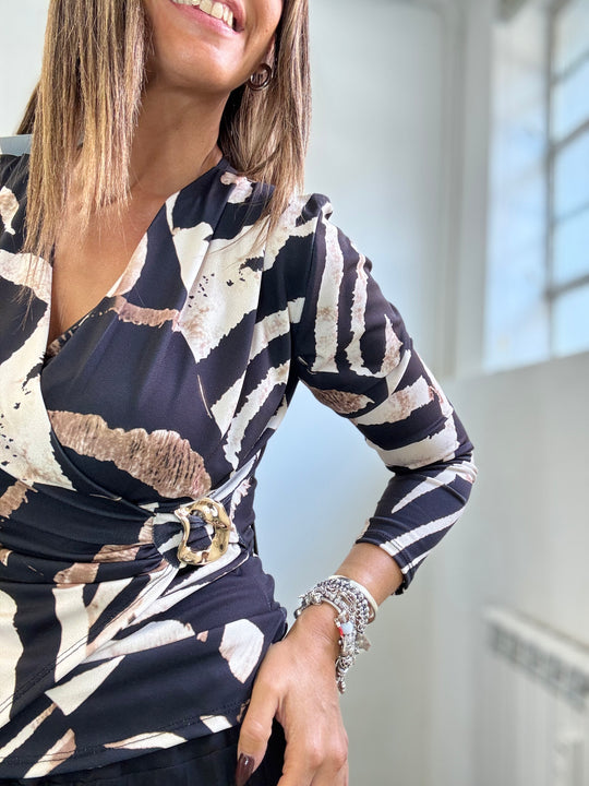 La blusa incrociata col dettaglio gioiello