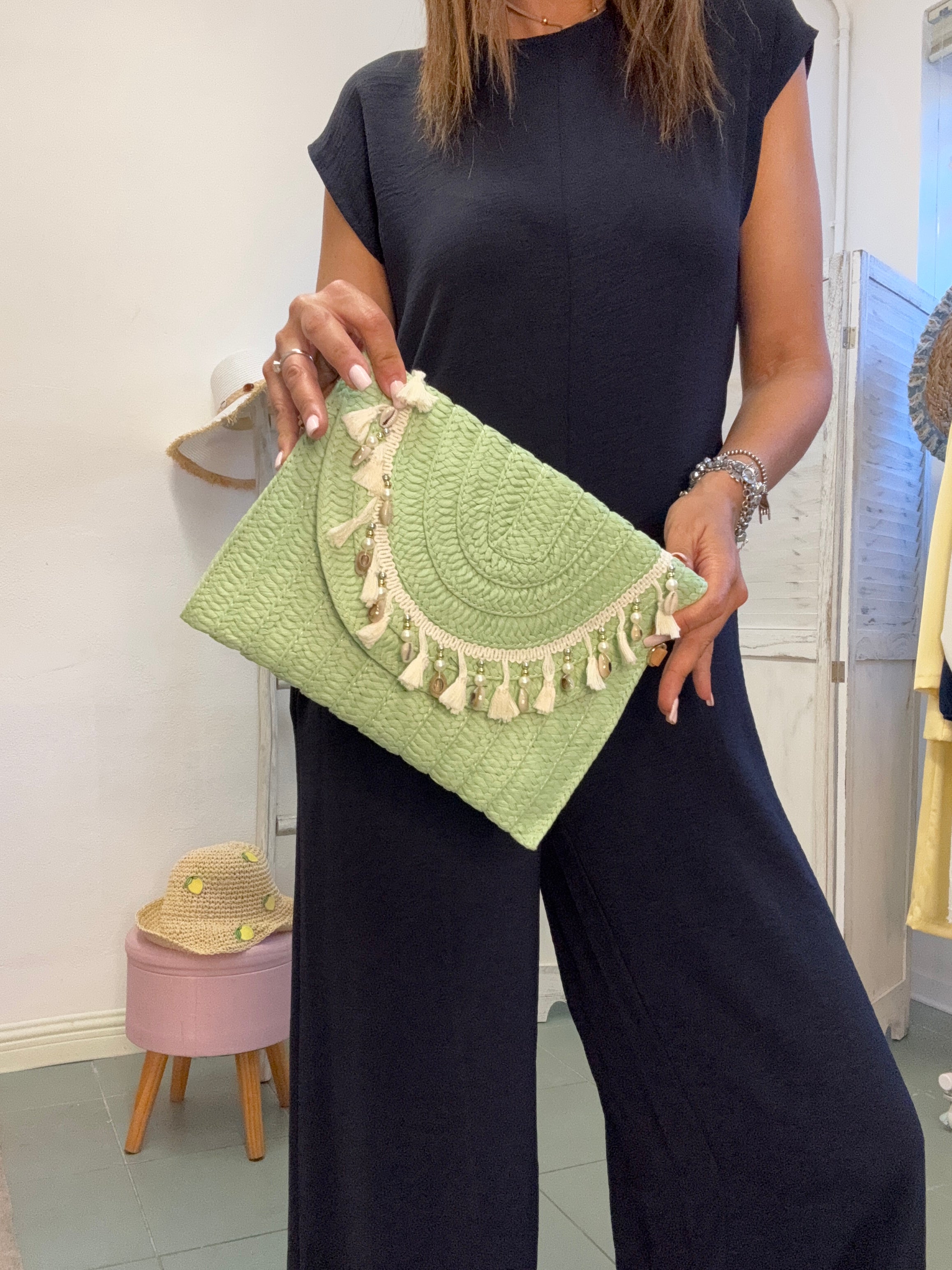La pochette in paglia con la tracolla