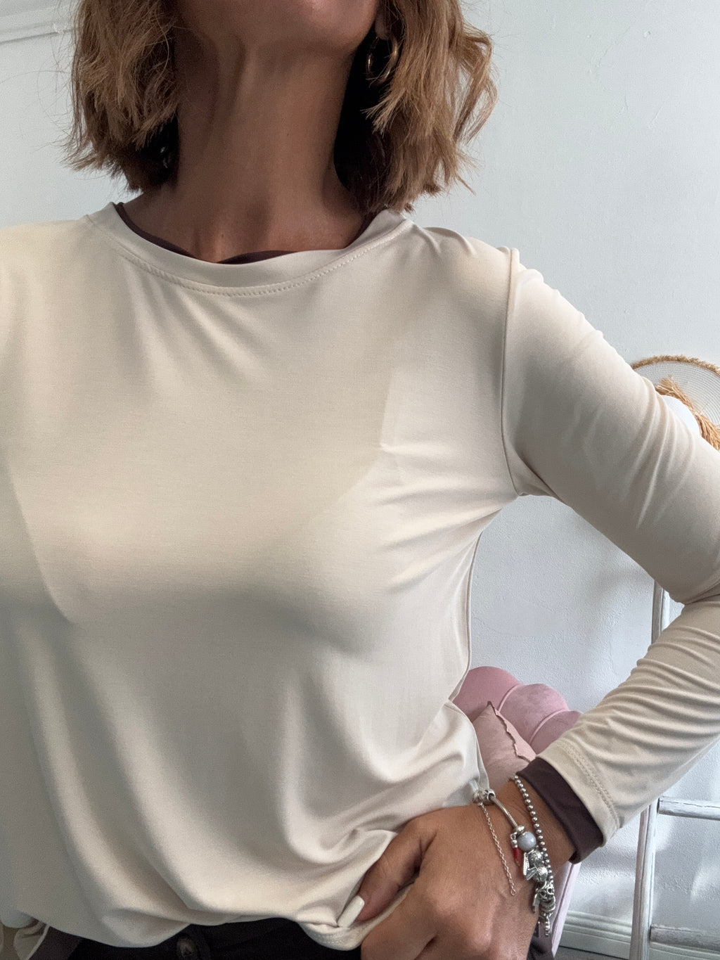 La t-shirt viscosa con i bordini a contrasto