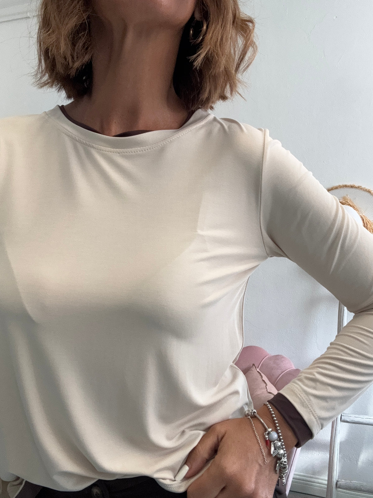 La t-shirt viscosa con i bordini a contrasto