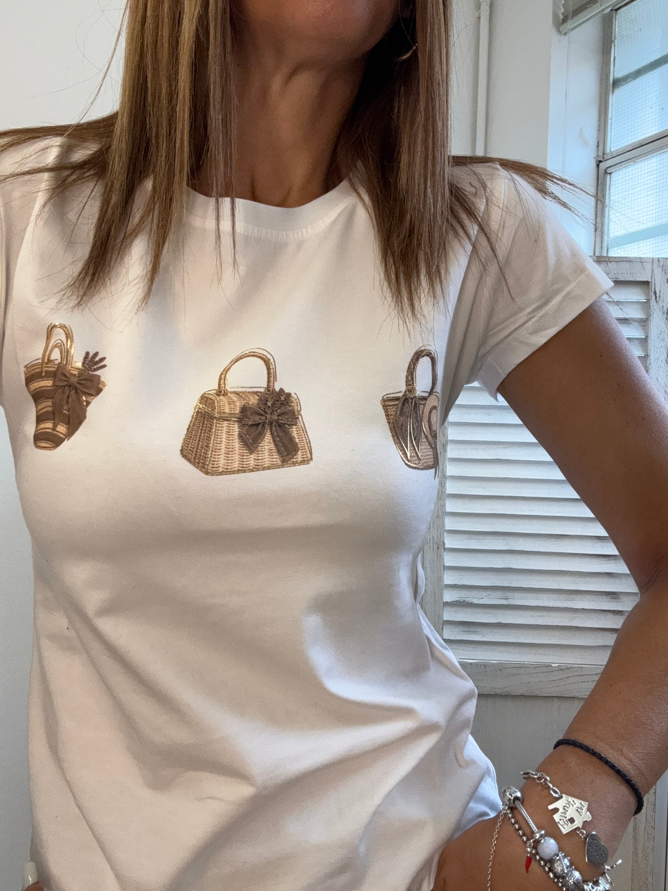 La t-shirt con le borsette