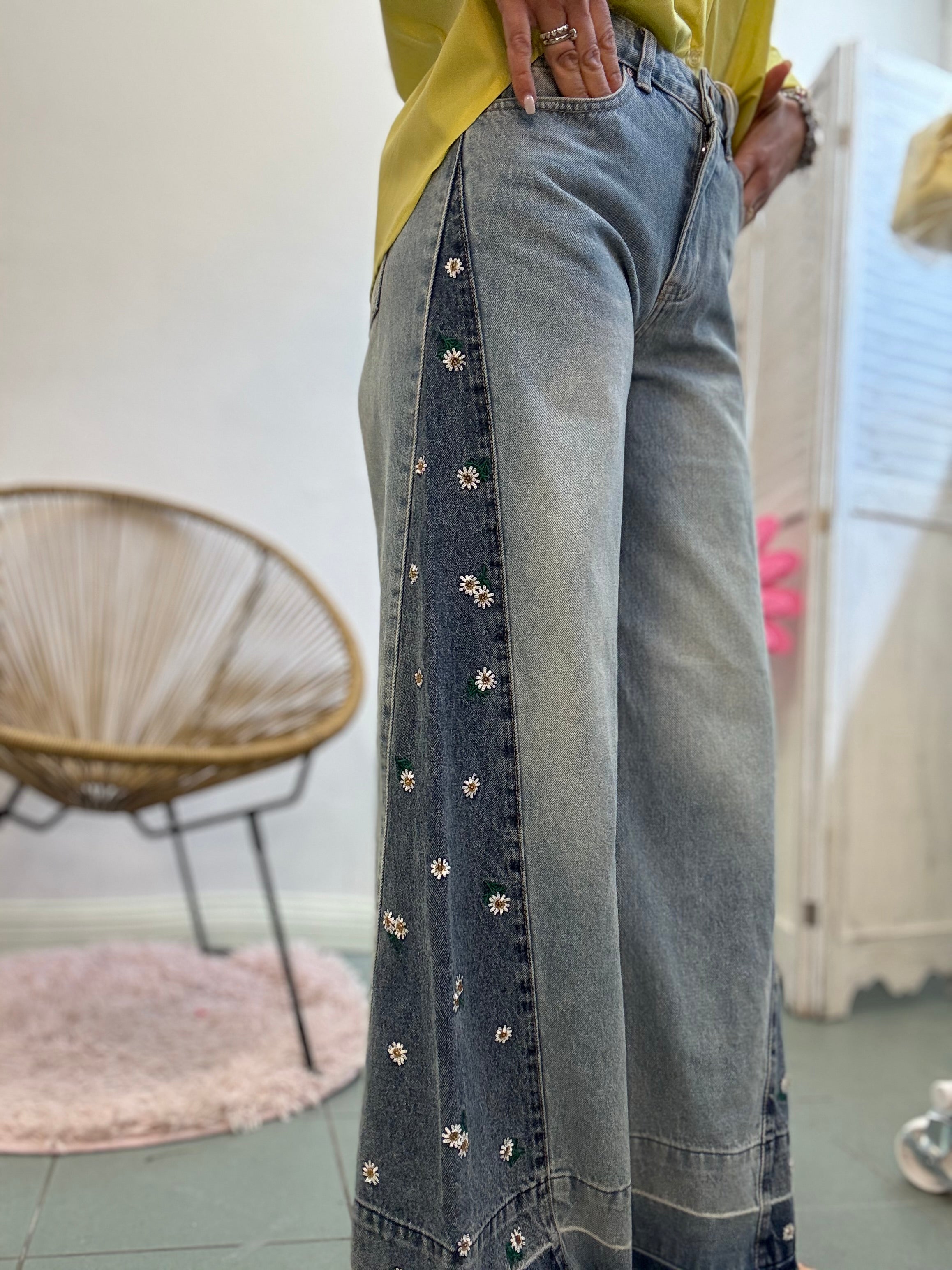 Il jeans con l’applicazione laterale