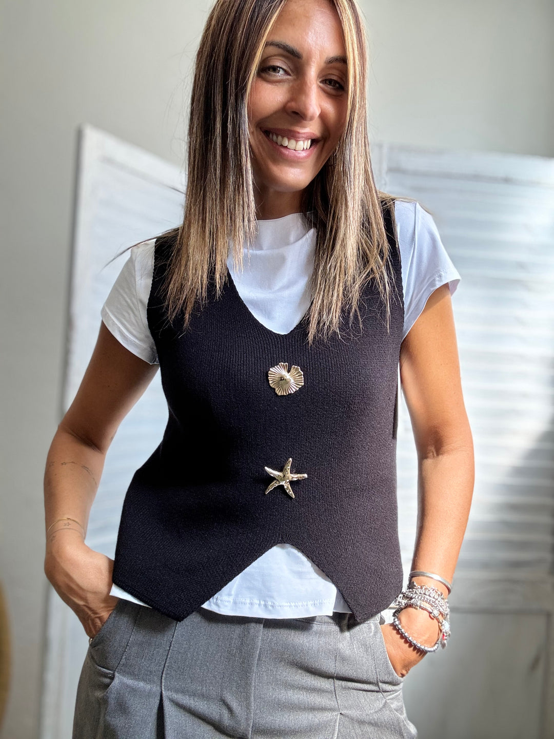 Il gilet di maglia con i gioielli