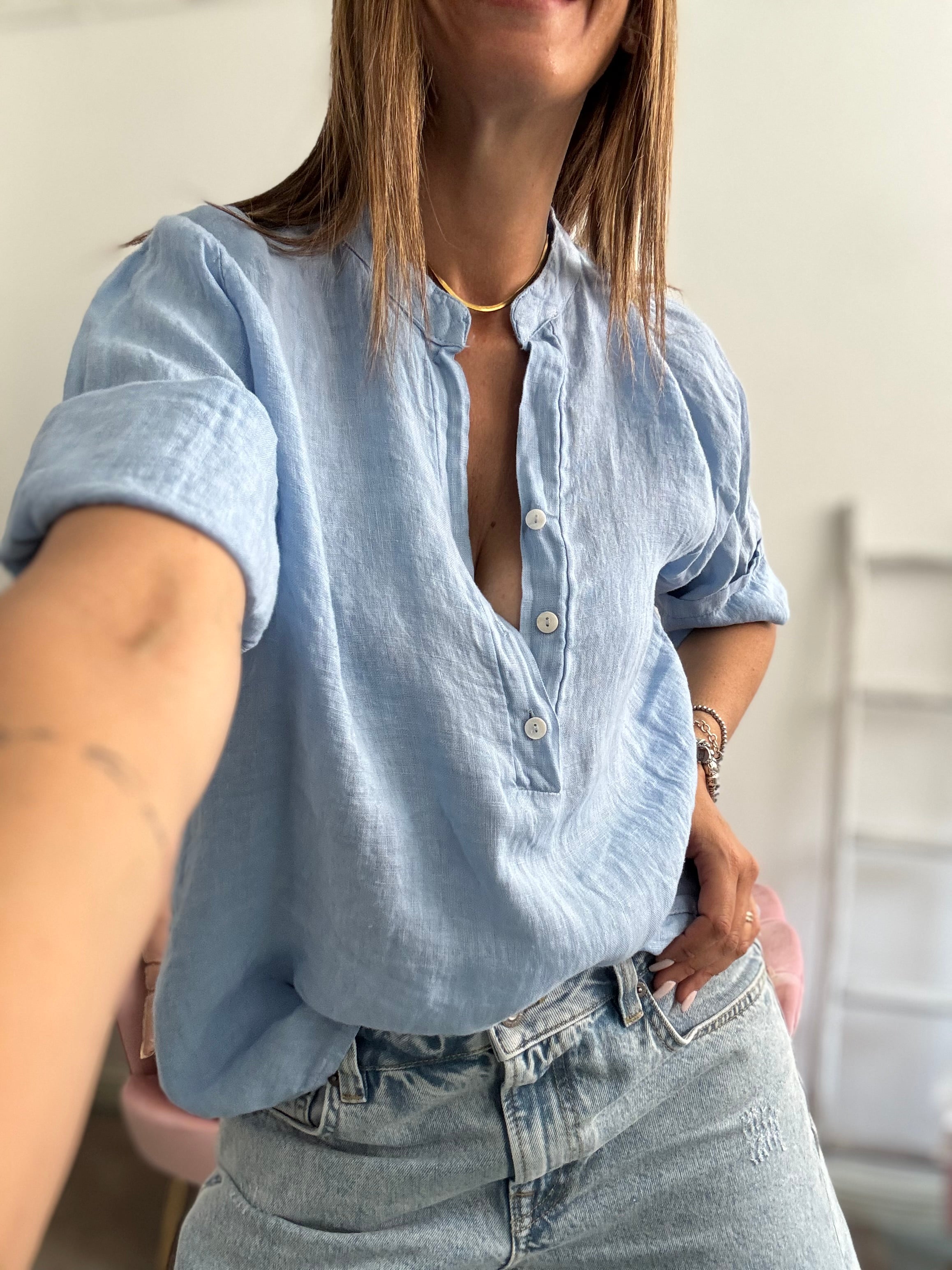 La blusa polo in lino