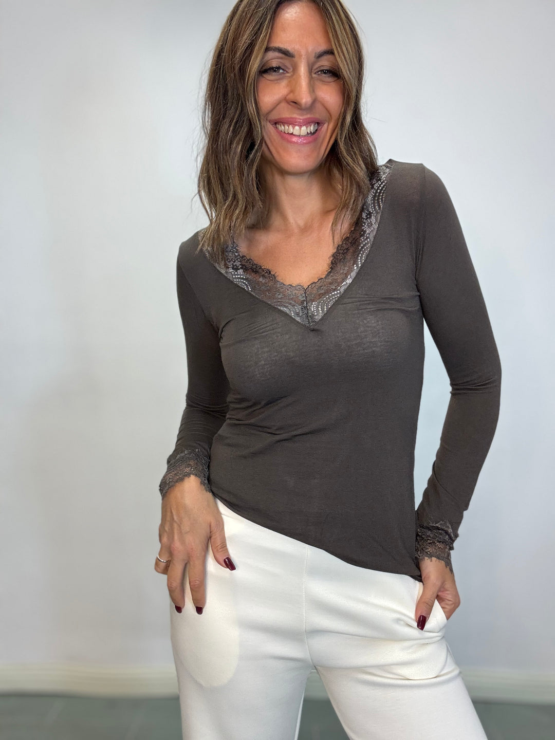 La cachmiretta col pizzo sullo scollo