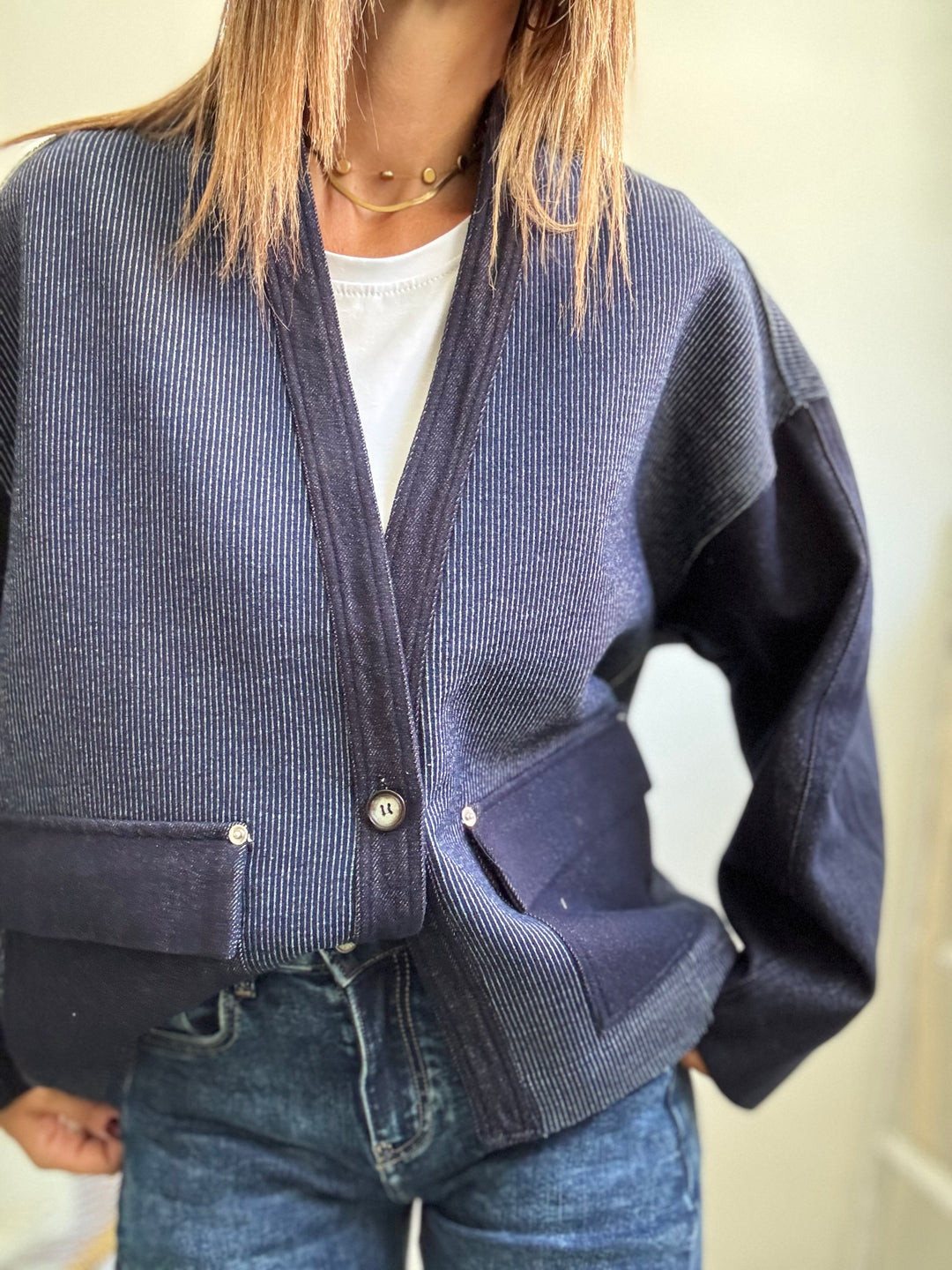 Il cardigan over denim
