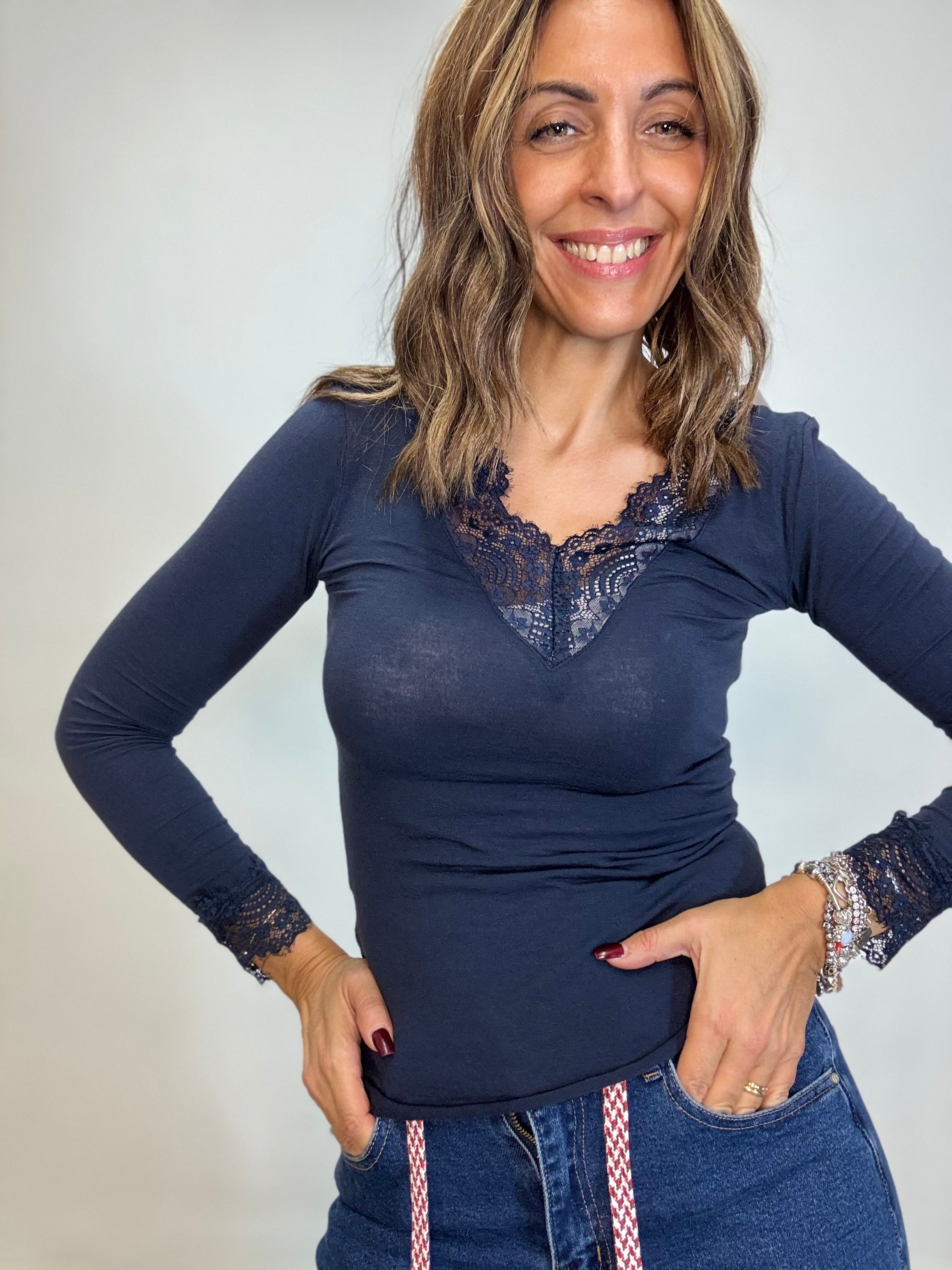 La cachmiretta col pizzo sullo scollo