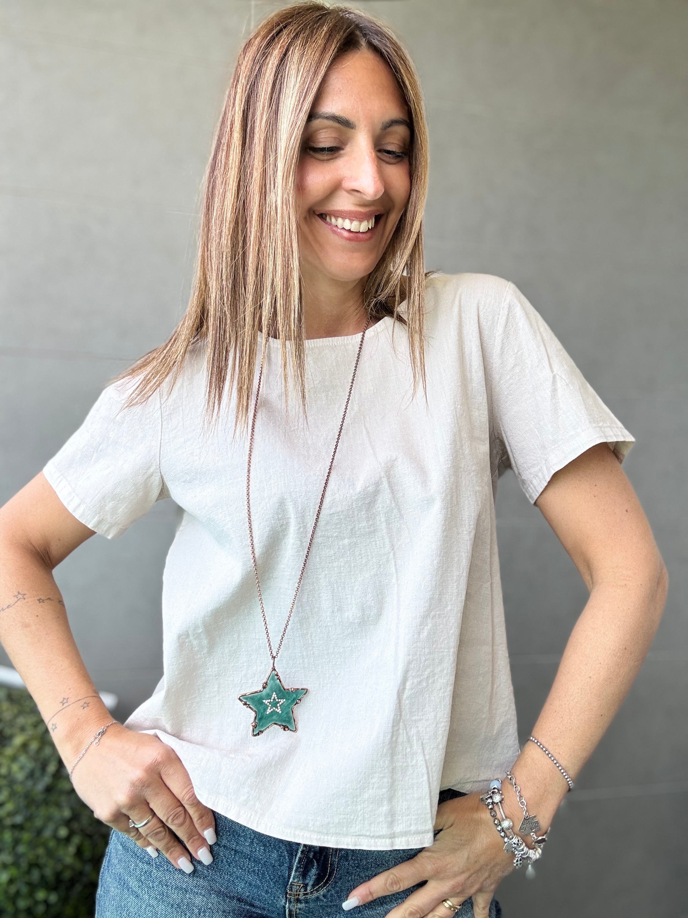La blusa di cotone coi bottoncini dietro