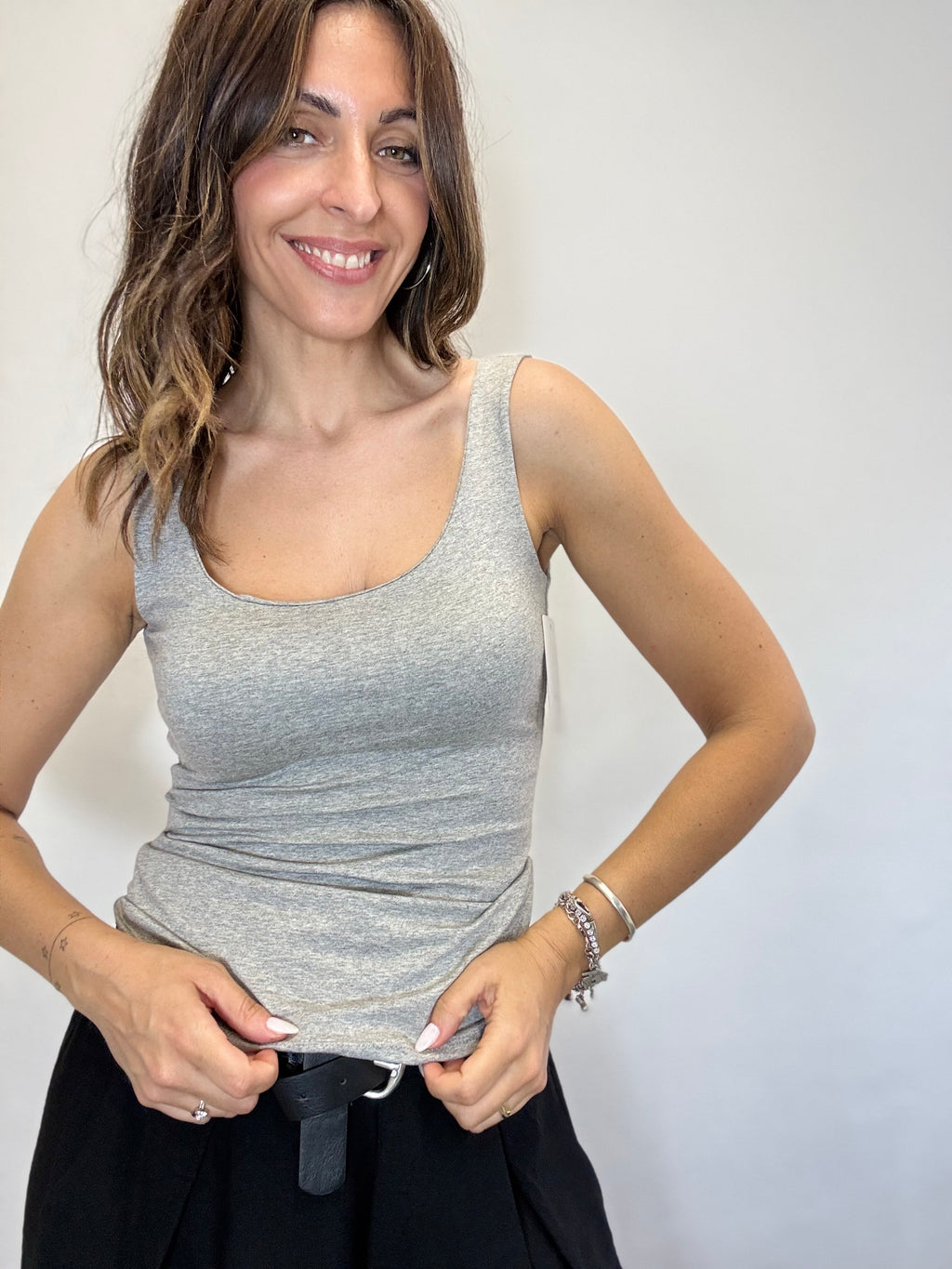 La canotta basica spalla larga ( tanti colori )