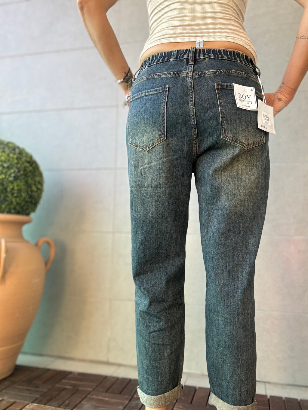 Il jeans boy-friend con l’elastico posteriore