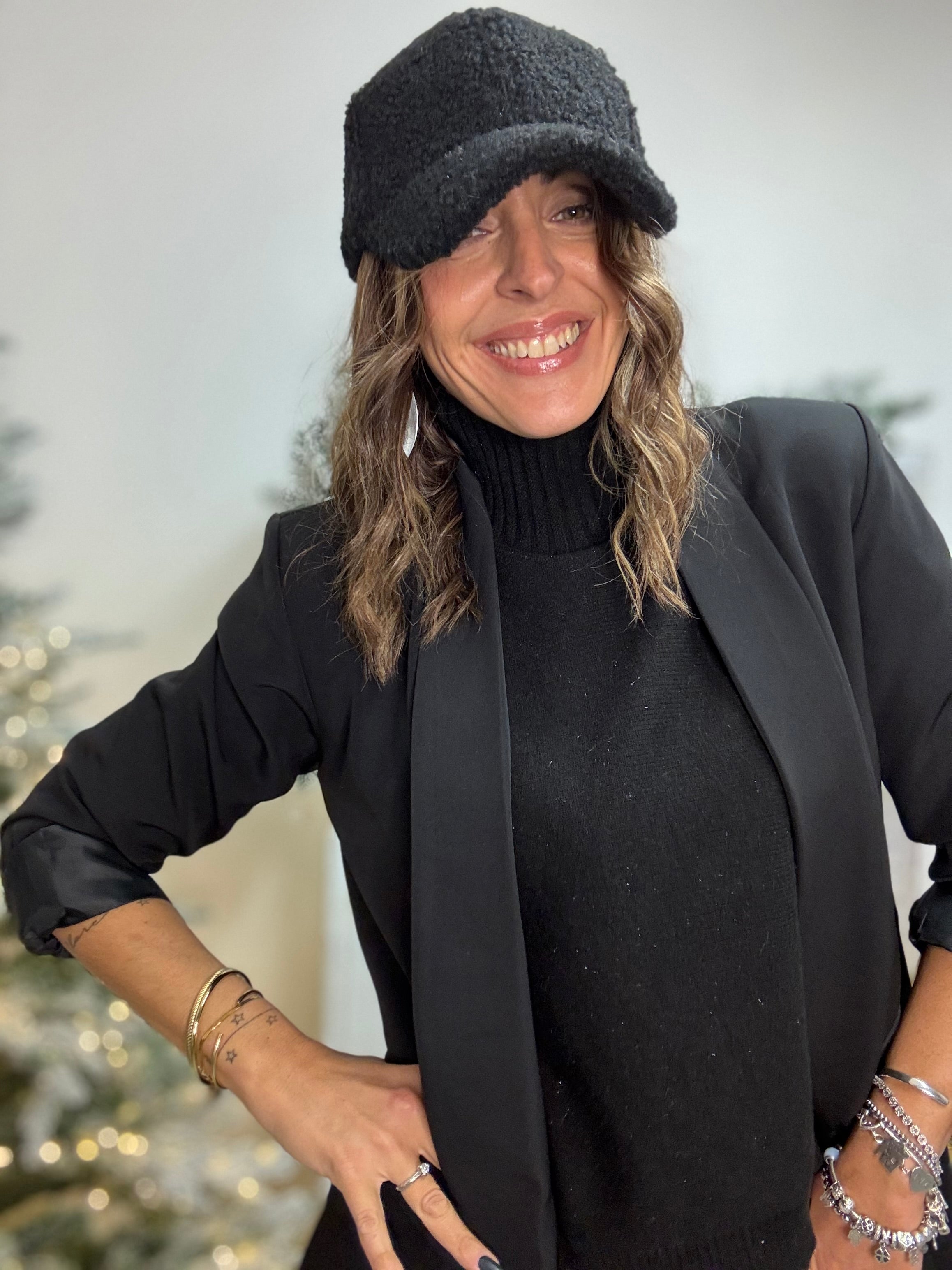 Il cappello boucle con la visiera