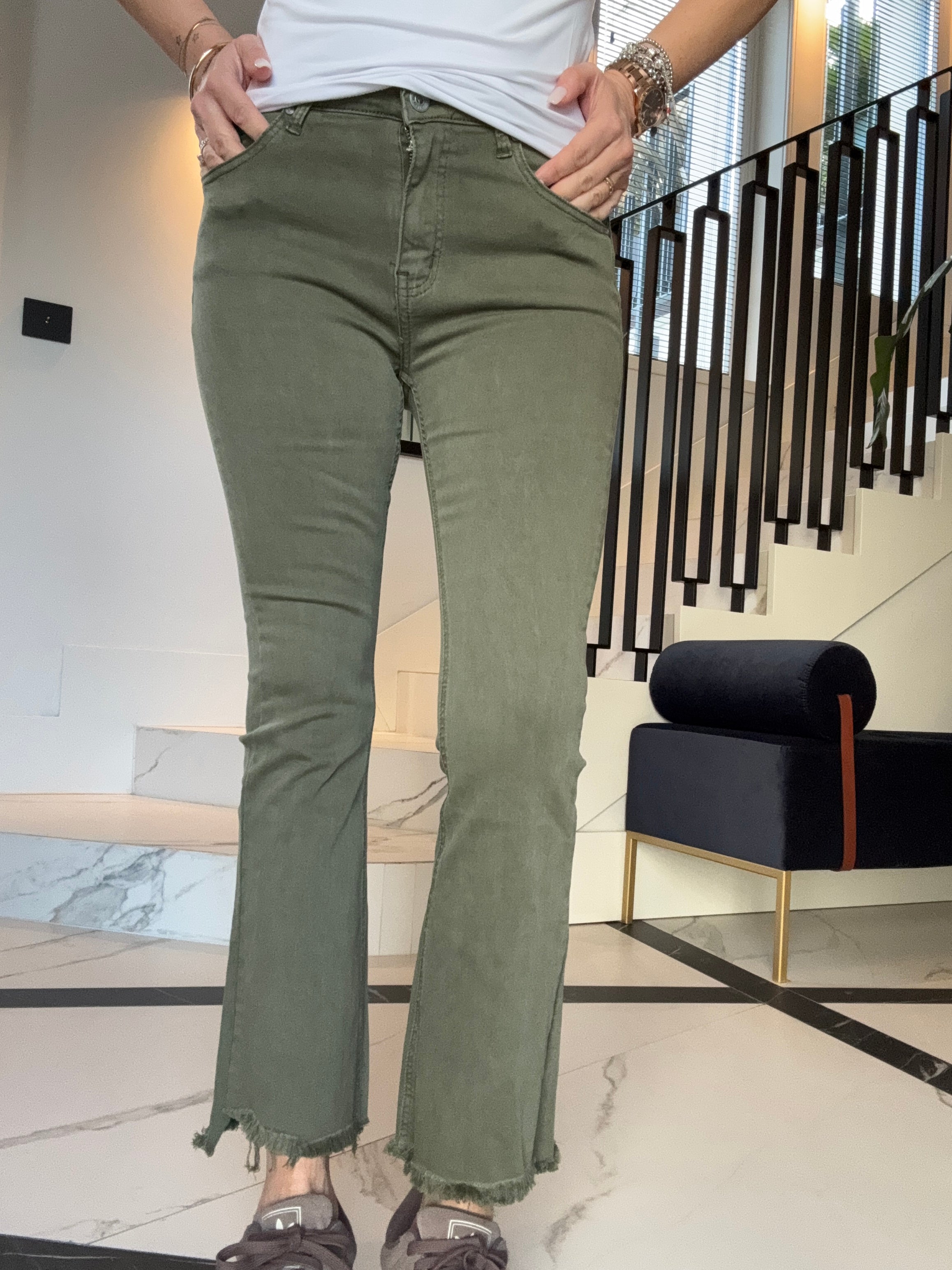 Il jeans zampetta con le frangette militare