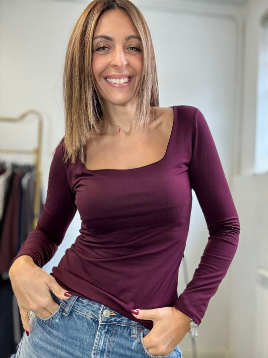 La t-shirt con lo scollo quadrato