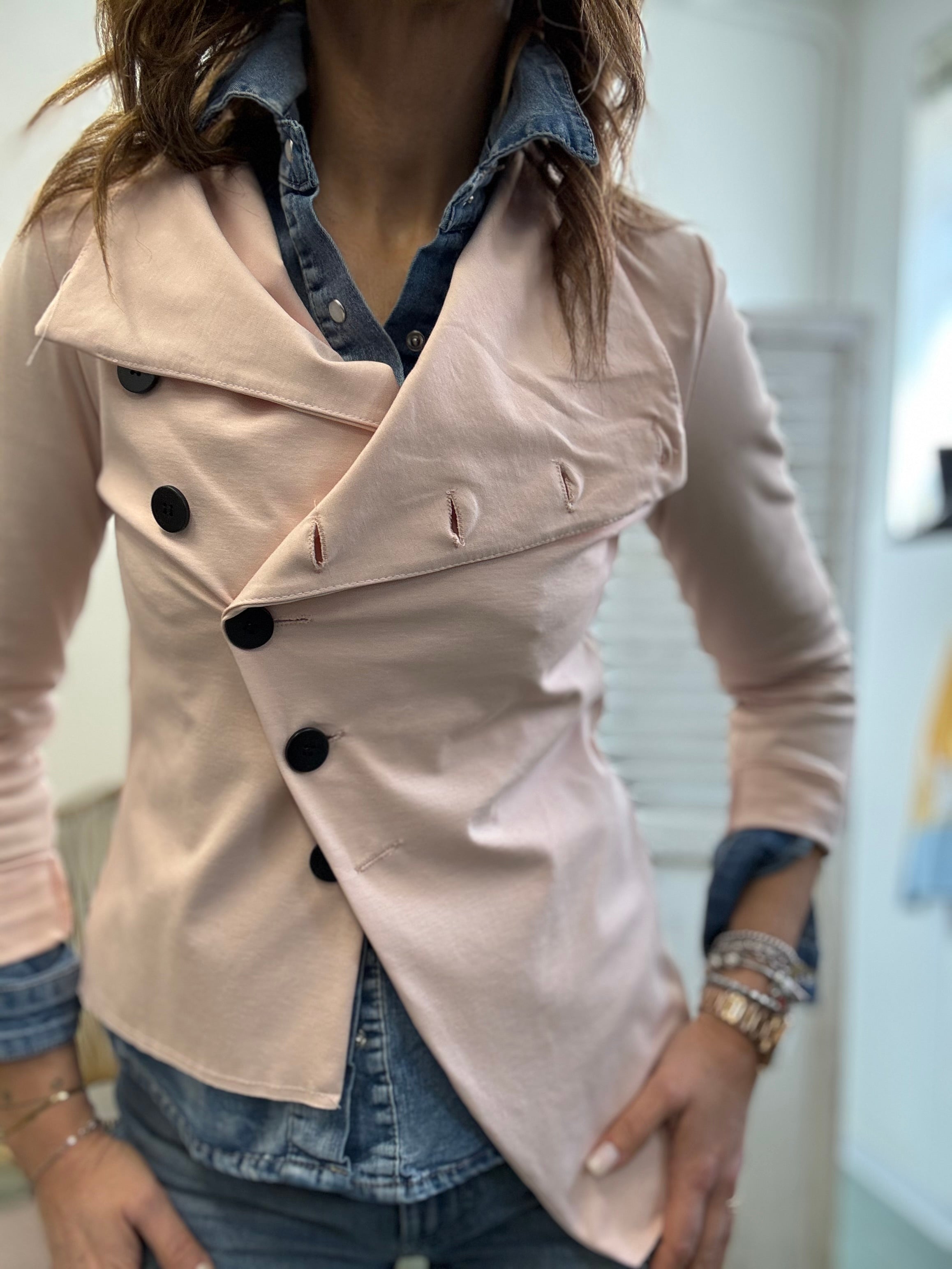 La giacca coi bottoni stondati