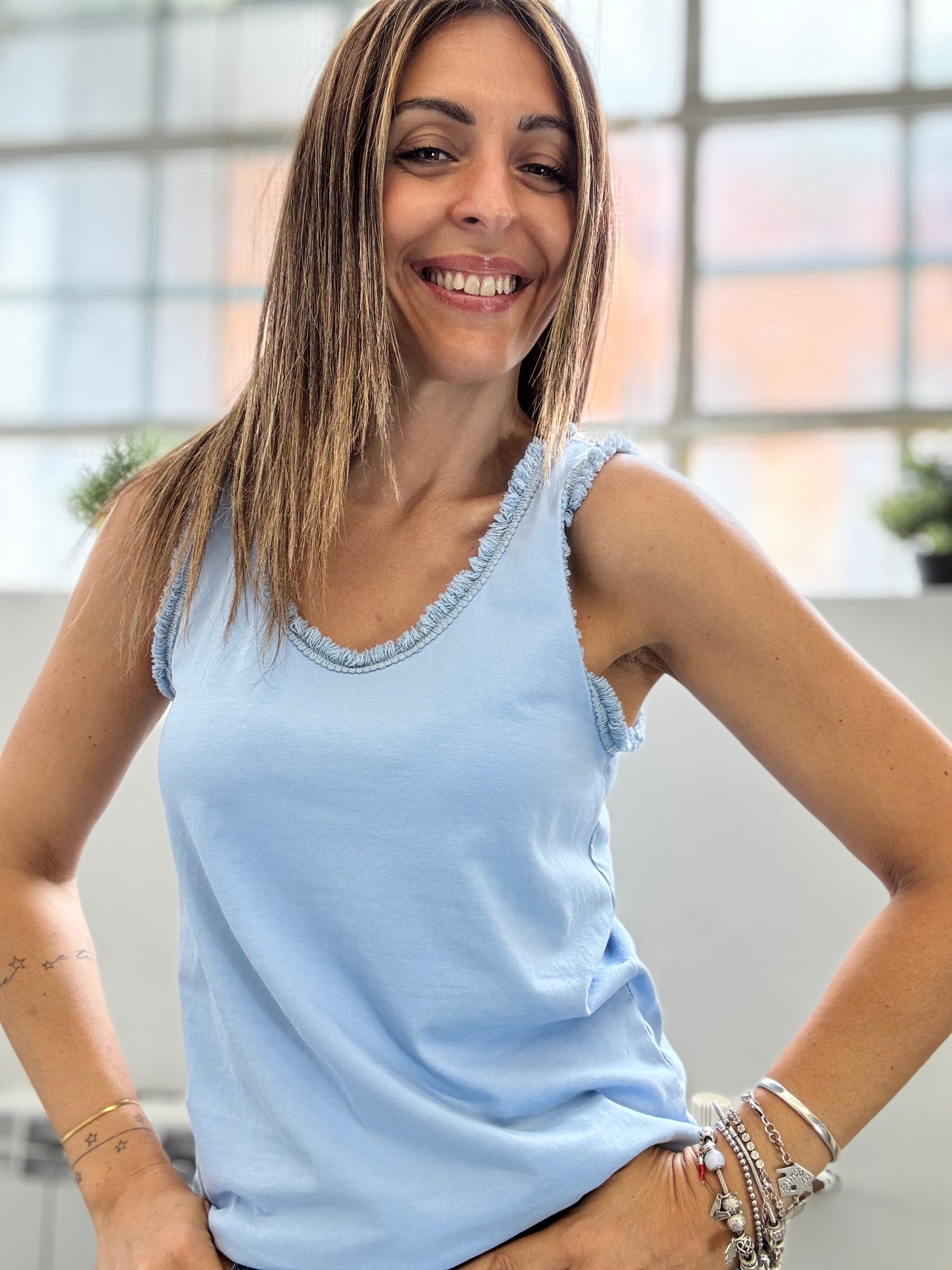 La canotta Ami con le frangette