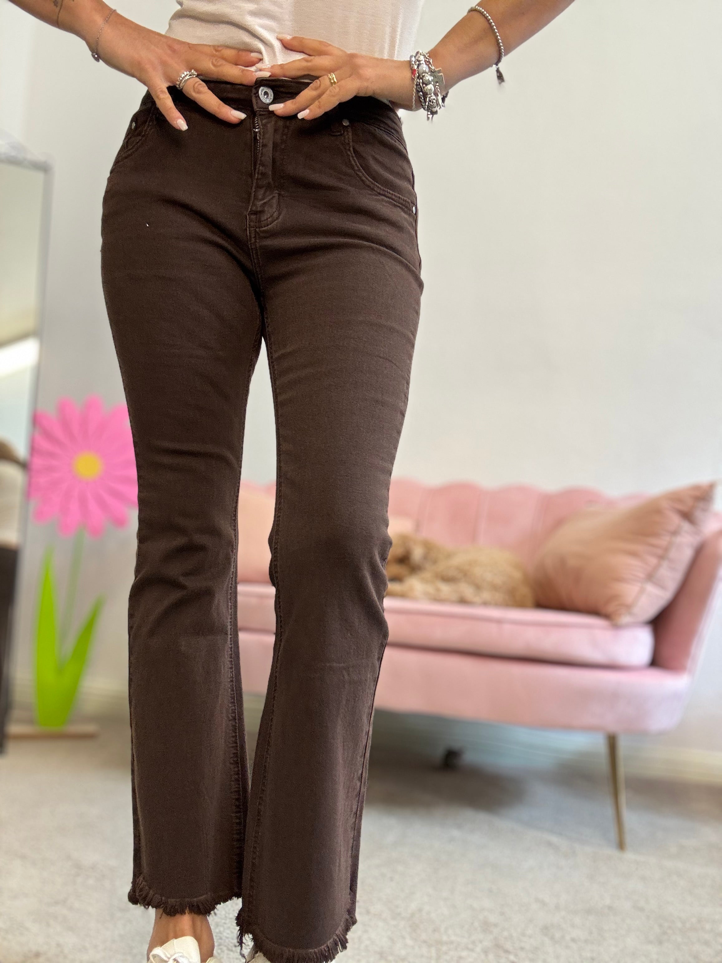 Il jeans zampetta con le frangette marrone