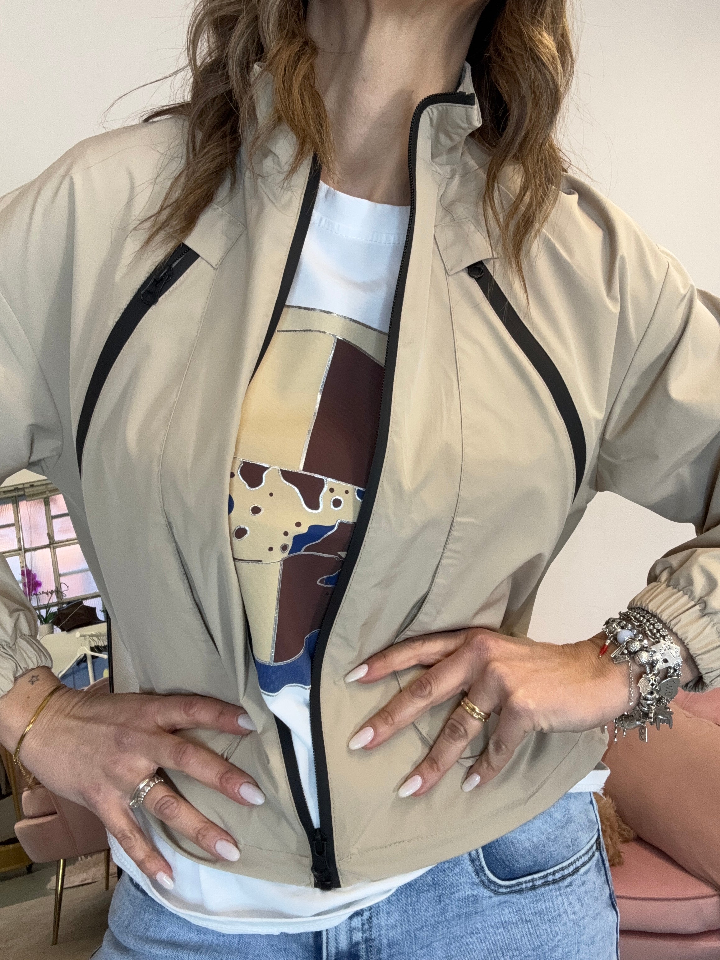 Il giacchino impermeabile con le zip