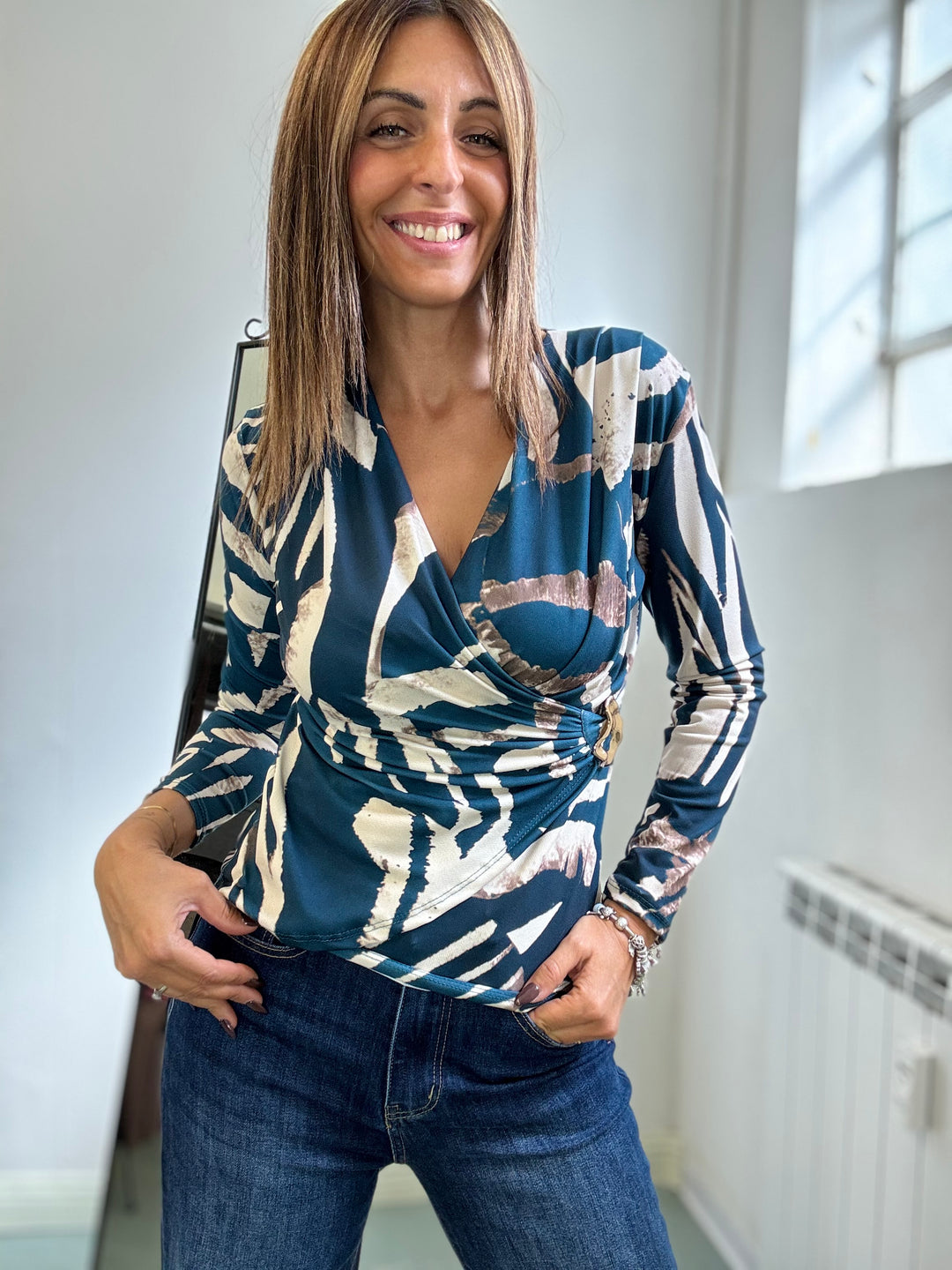 La blusa incrociata col dettaglio gioiello