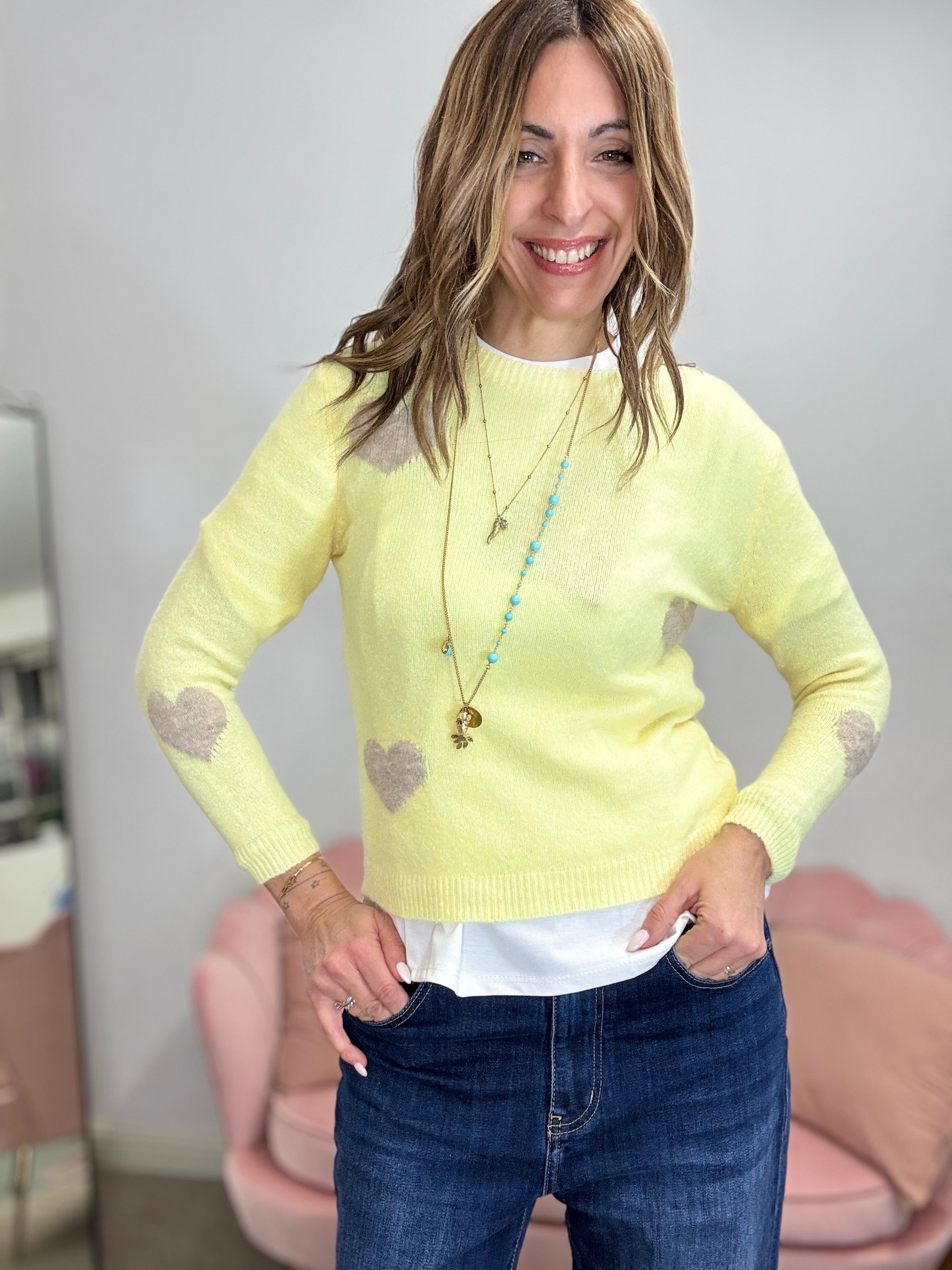 Il pull con i cuori beige