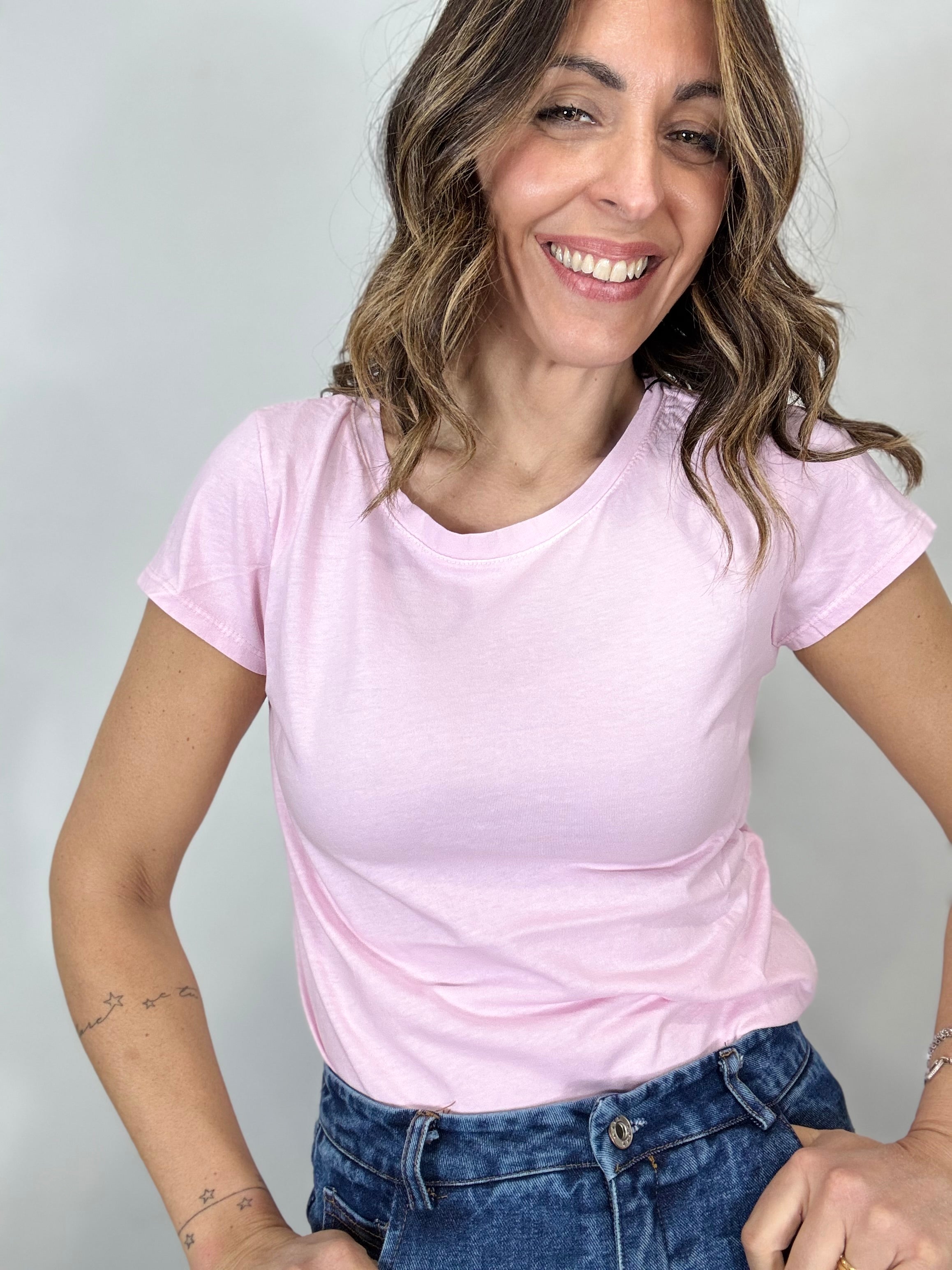 La t-shirt basica in diversi colori